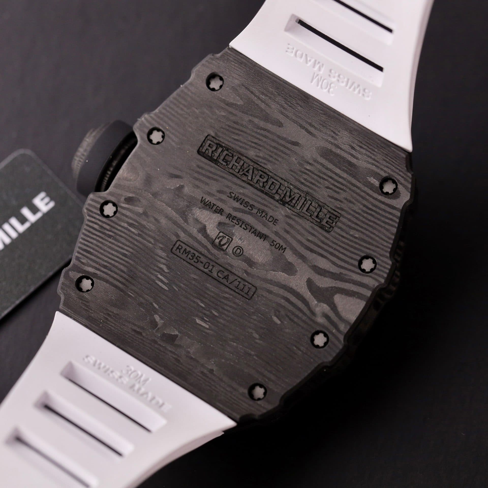 Dong-Ho-Richard-Mille-Carbon-Sieu-Nhe-1