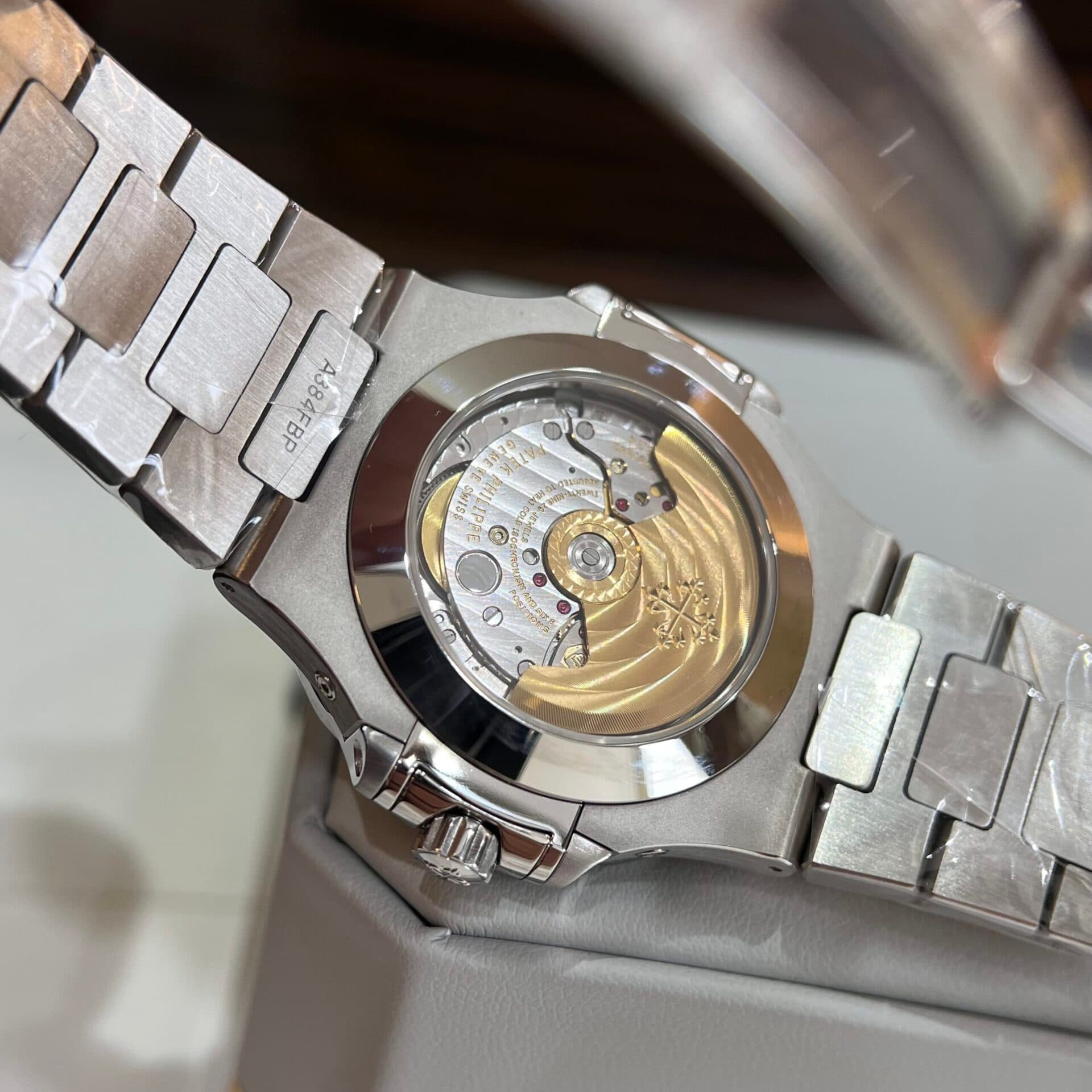 Dong-ho-patek-philippe-co-lo-may-scaled-2