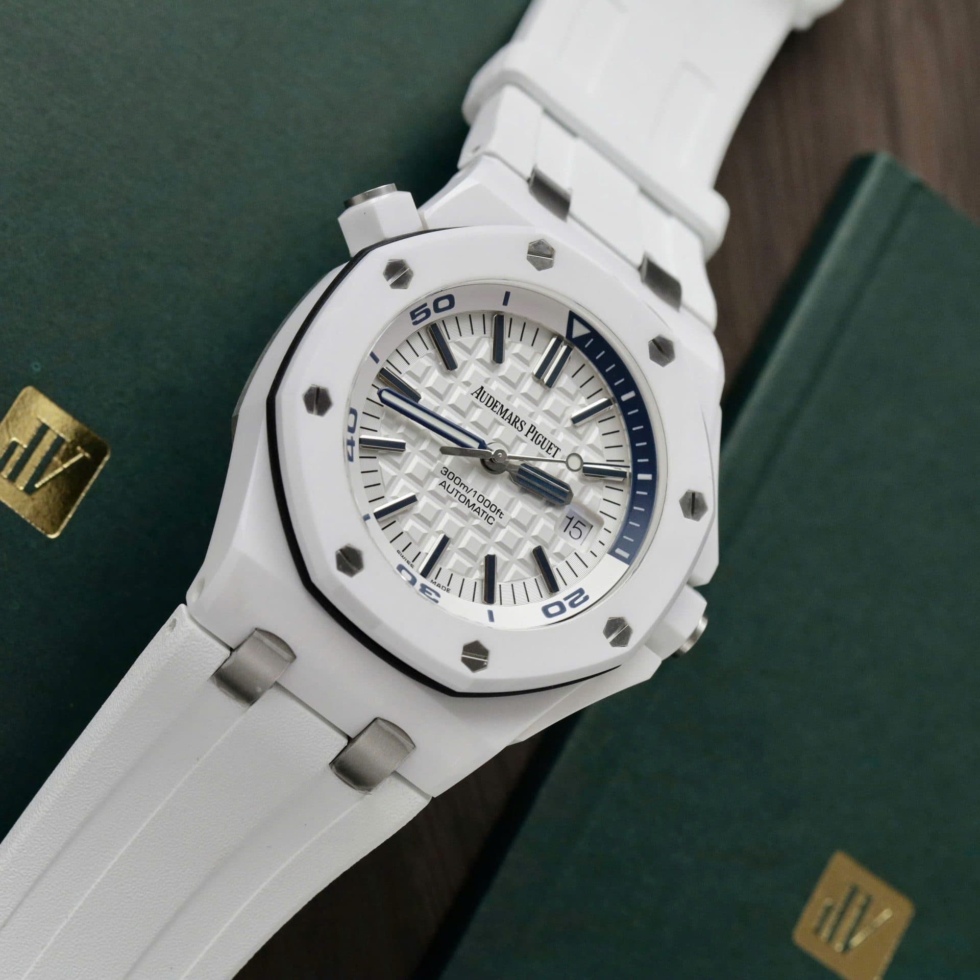 Audemars-Piguet-Royal-Oak-Offshore-15707CB-Replica-11-Gom-Trang-ZF-Factory-42mm-3-1