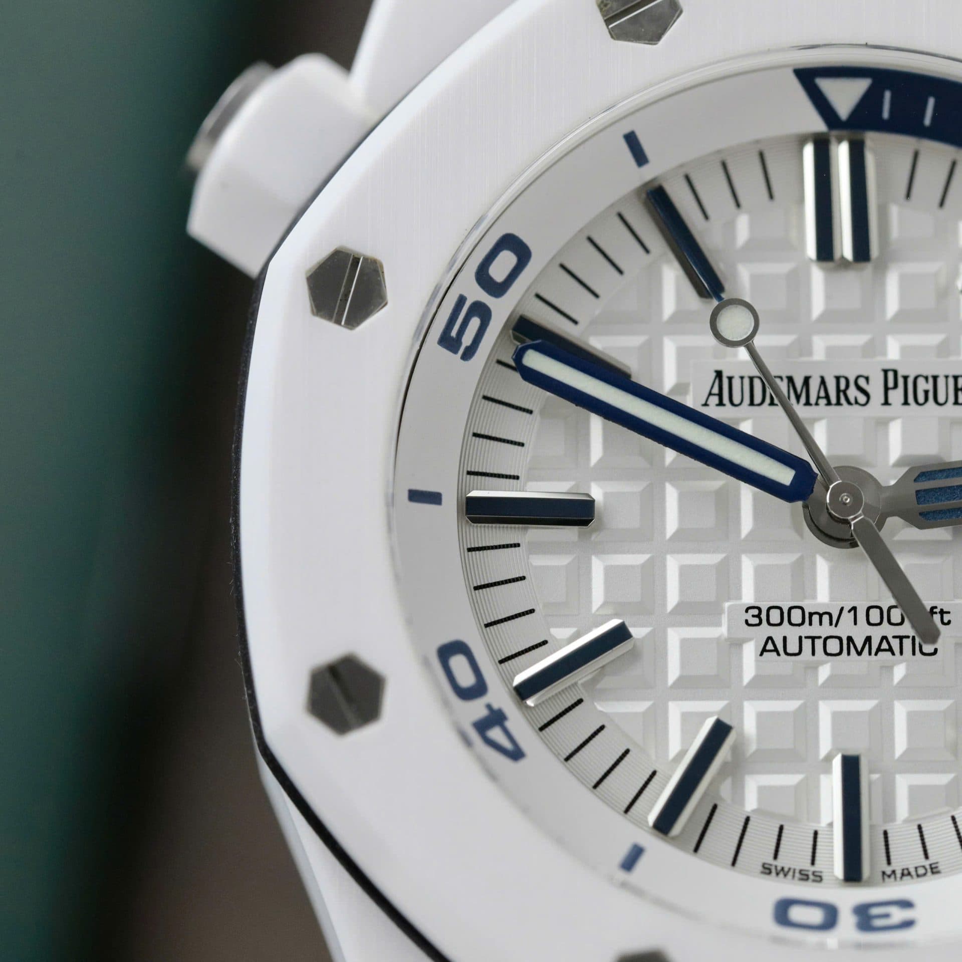 Audemars-Piguet-Royal-Oak-Offshore-15707CB-Replica-11-Gom-Trang-ZF-Factory-42mm-4-1