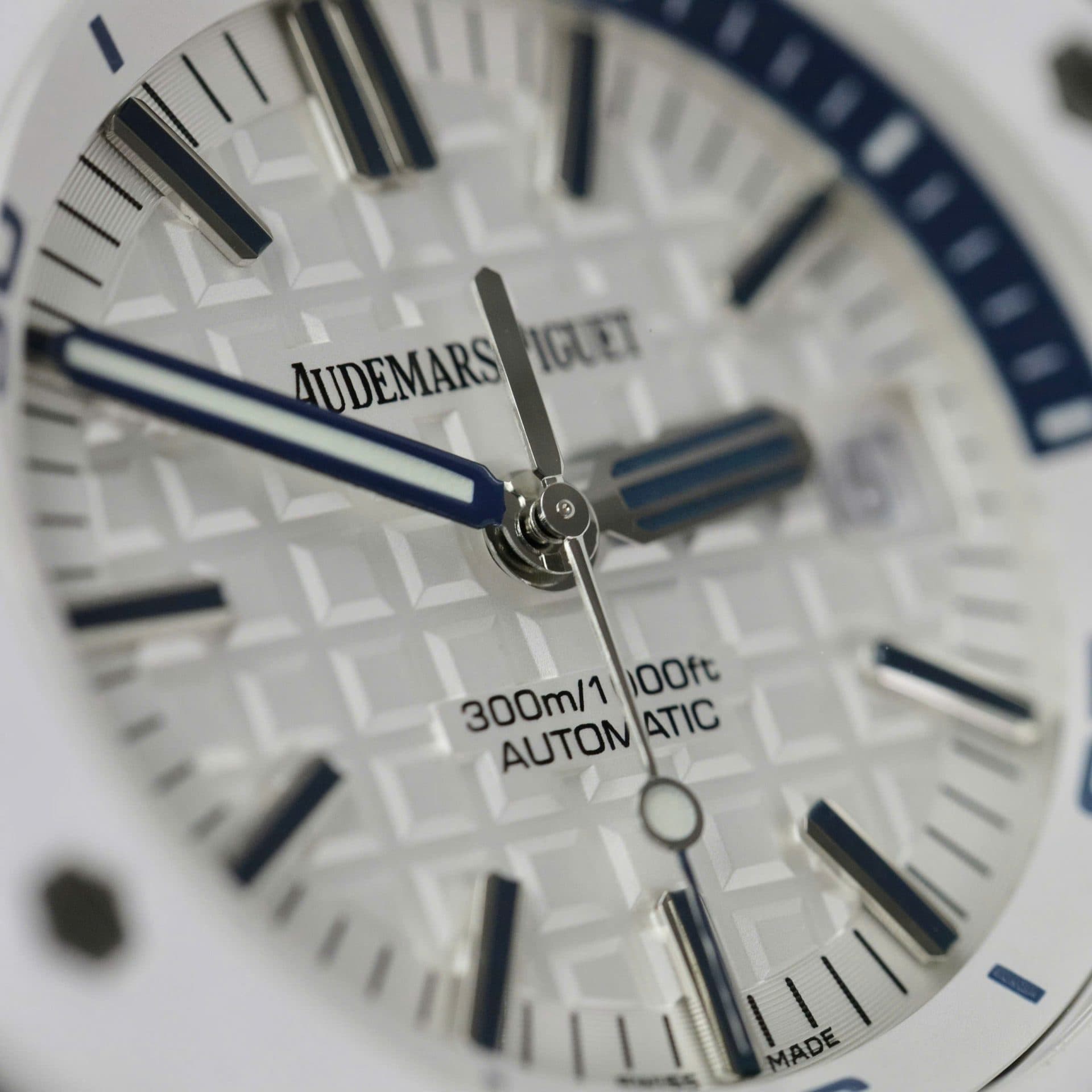 Audemars-Piguet-Royal-Oak-Offshore-15707CB-Replica-11-Gom-Trang-ZF-Factory-42mm-5-1