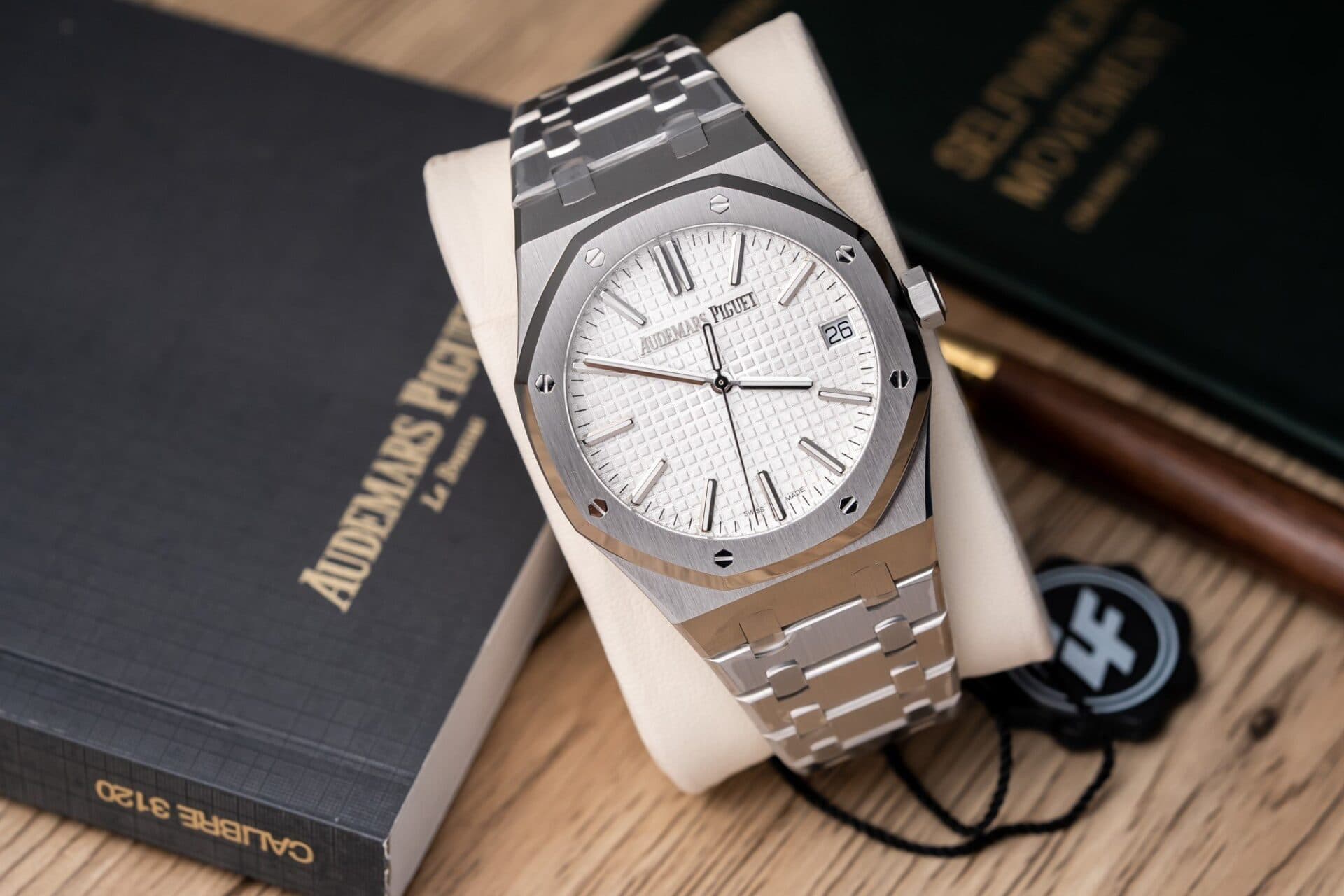 Dong-Ho-Audemars-Piguet-15500ST-Replica-11-Mat-So-Trang-ZF-2-1