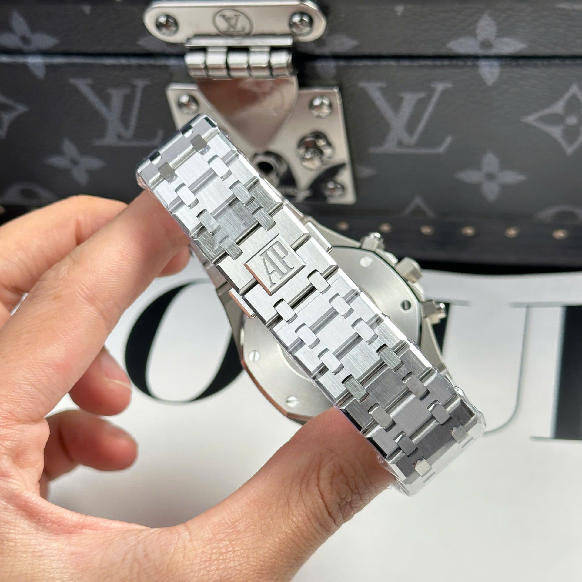 Dong-Ho-Audemars-Piguet-Replica-11-Royal-Oak-26331-Chronograph-Mat-Xanh-Blue-41mm-13-1