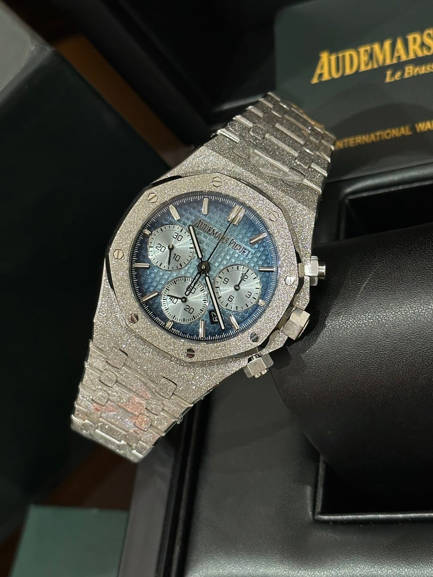 Dong-Ho-Audemars-Piguet-Replica-11-Royal-Oak-26331BC-Frosted-Gold-5-1