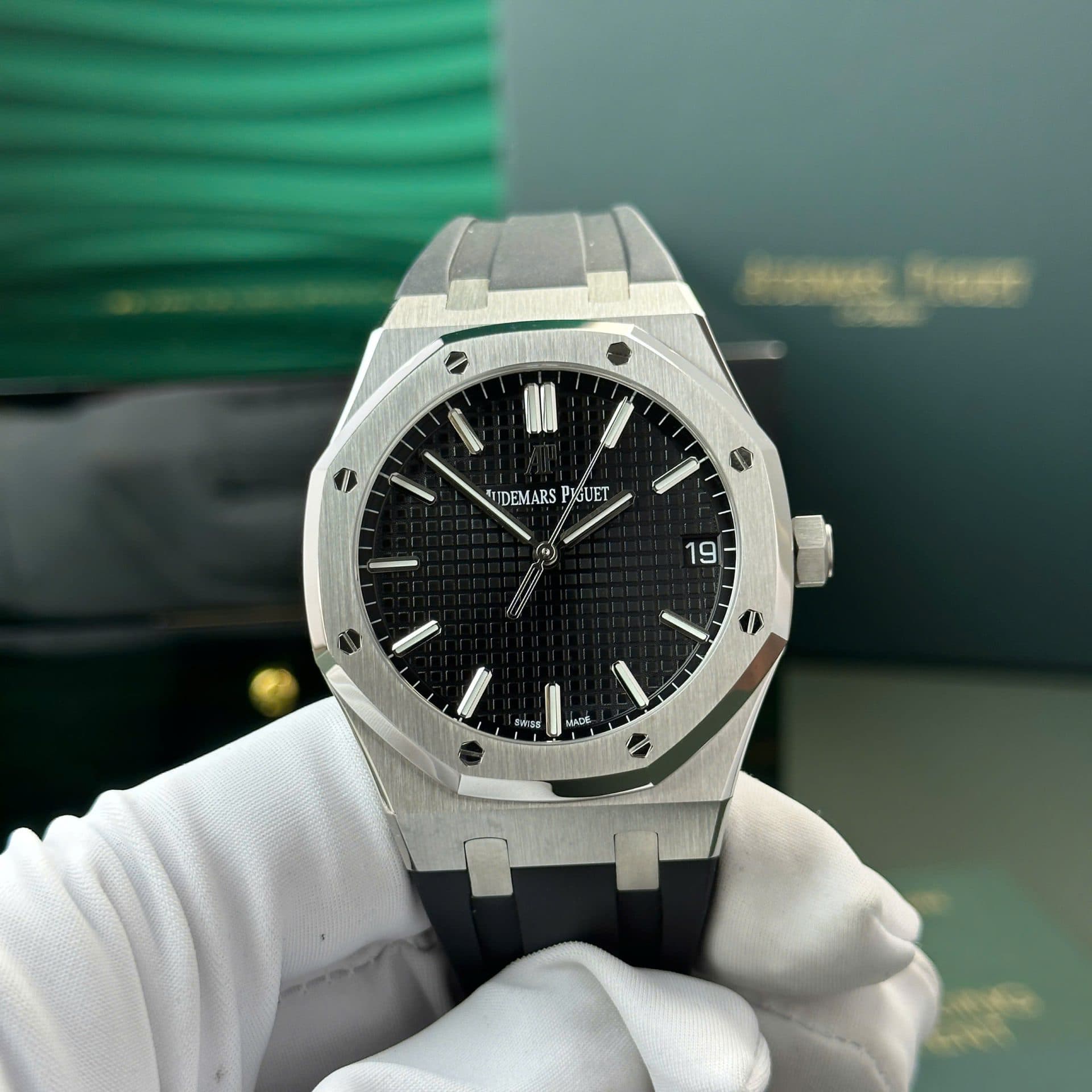 Dong-Ho-Audemars-Piguet-Royal-Oak-15500-Replica-11-Mat-Den-Day-Cao-Su-Nha-May-APS-41mm-2-1
