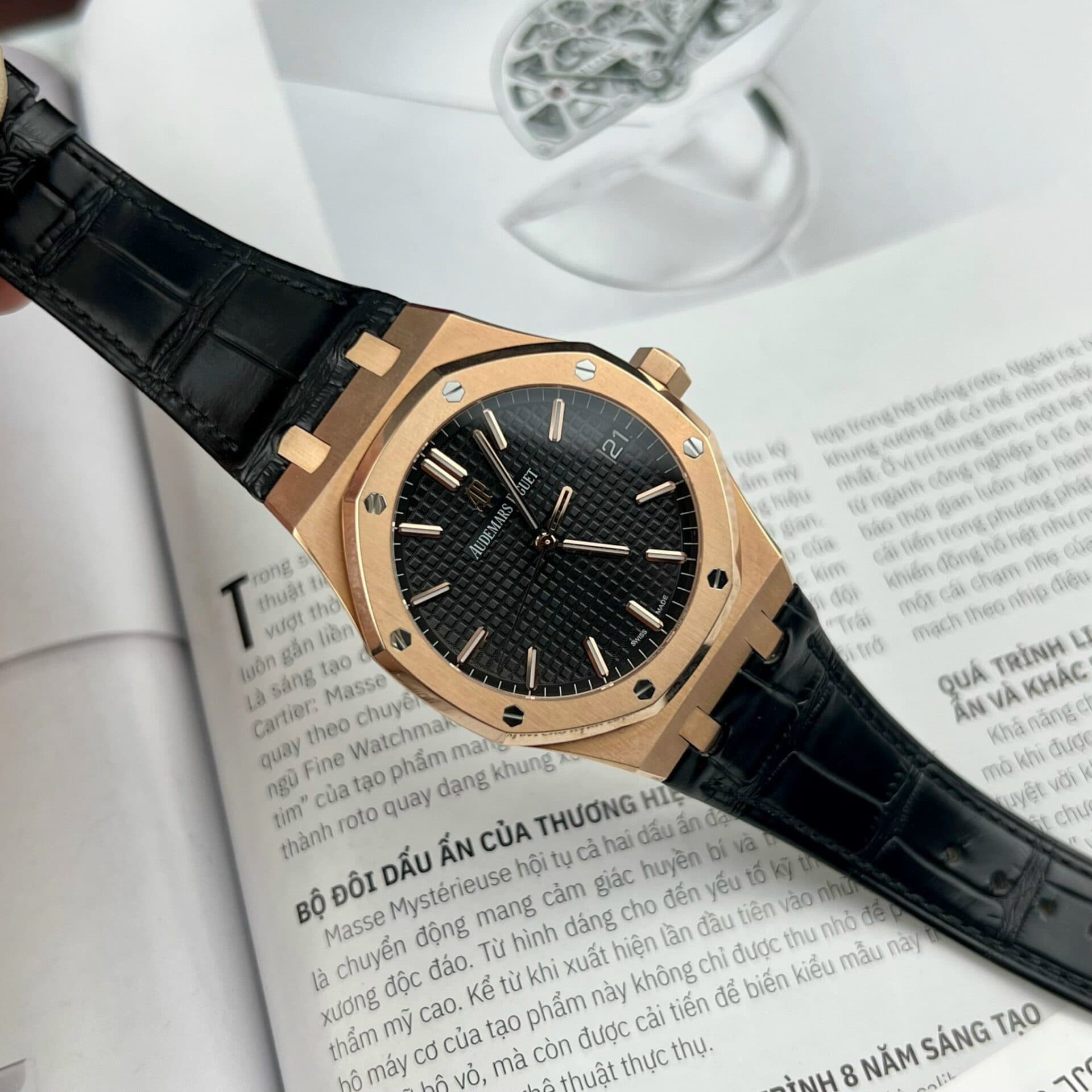 Dong-Ho-Audemars-Piguet-Royal-Oak-15500OR-Boc-Vang-Hong-Day-Da-Den-41mm-1-1