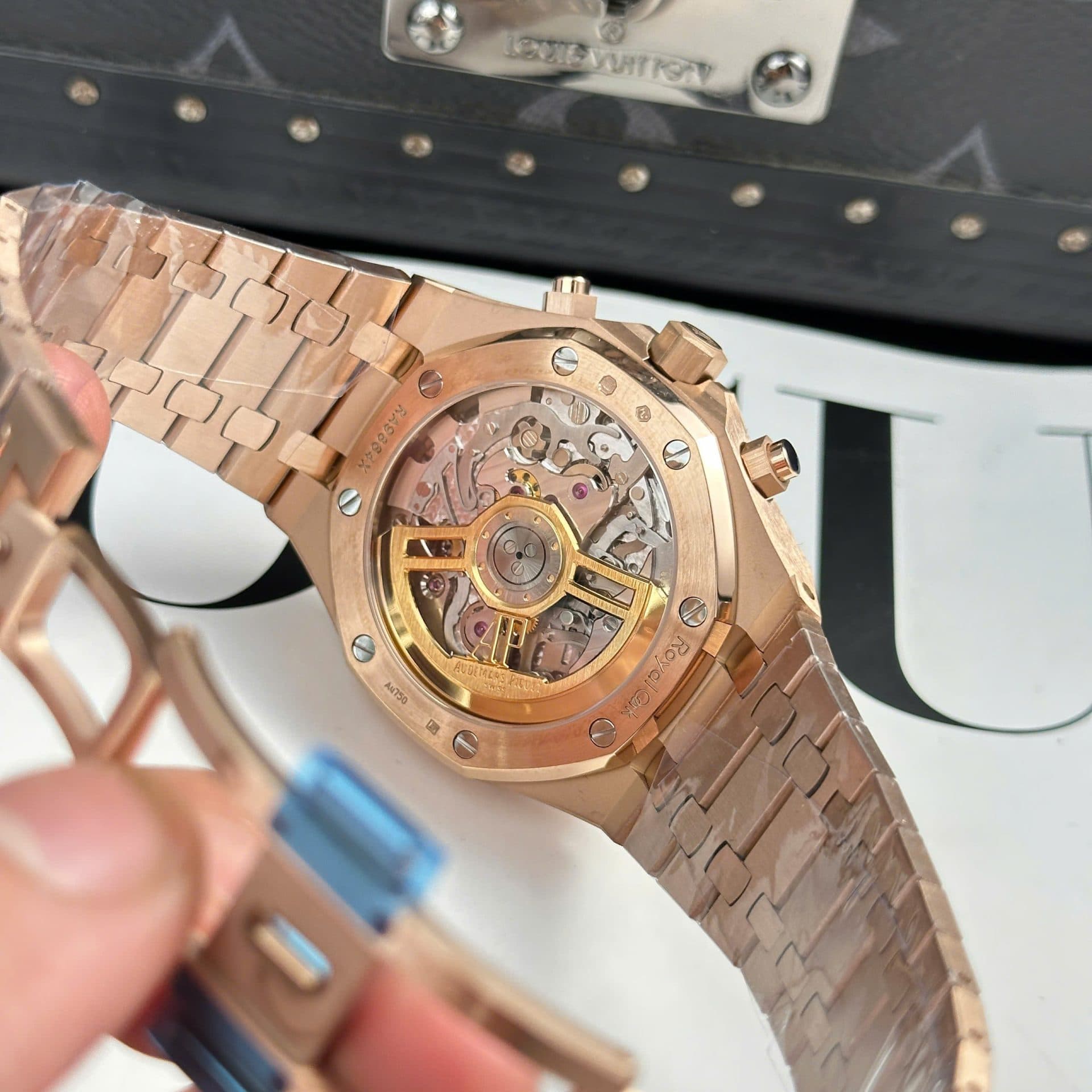 Dong-Ho-Audemars-Piguet-Royal-Oak-26240-Replica-1-1-2