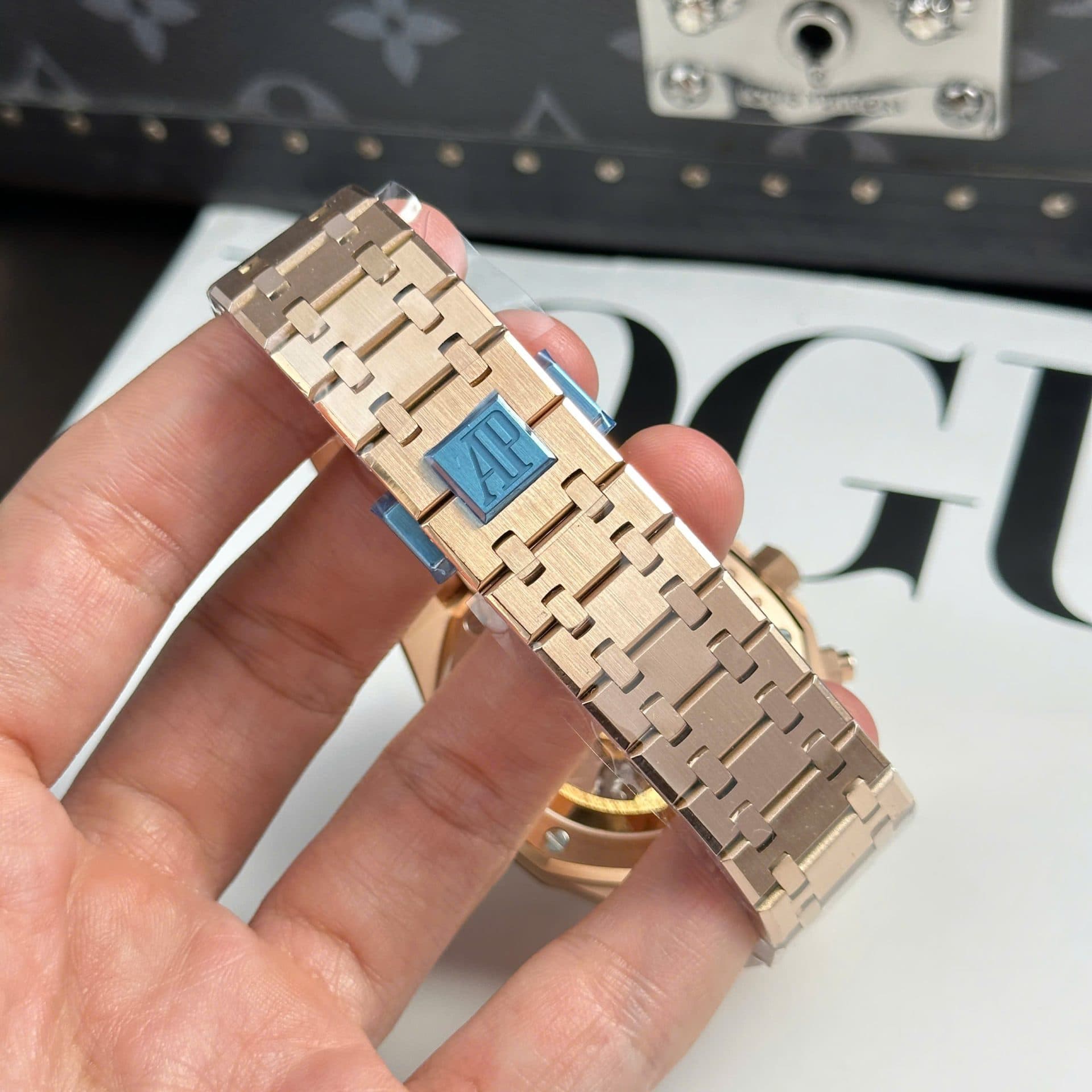Dong-Ho-Audemars-Piguet-Royal-Oak-26240-Replica-11-Day-Kim-Loai-2