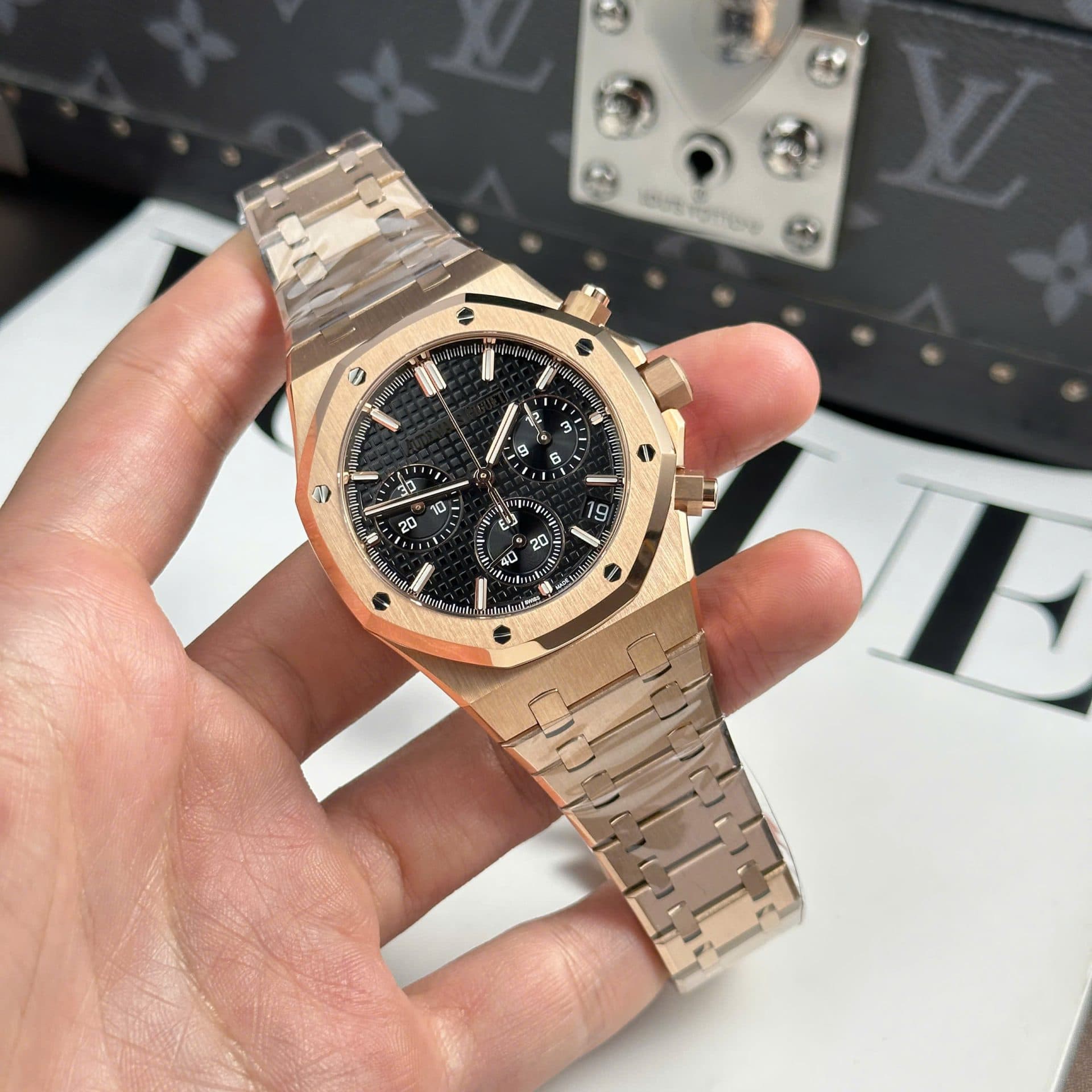Dong-Ho-Audemars-Piguet-Royal-Oak-26240-Replica-11-Mau-Vang-Hong-Mat-Den-APS-41mm-1-1