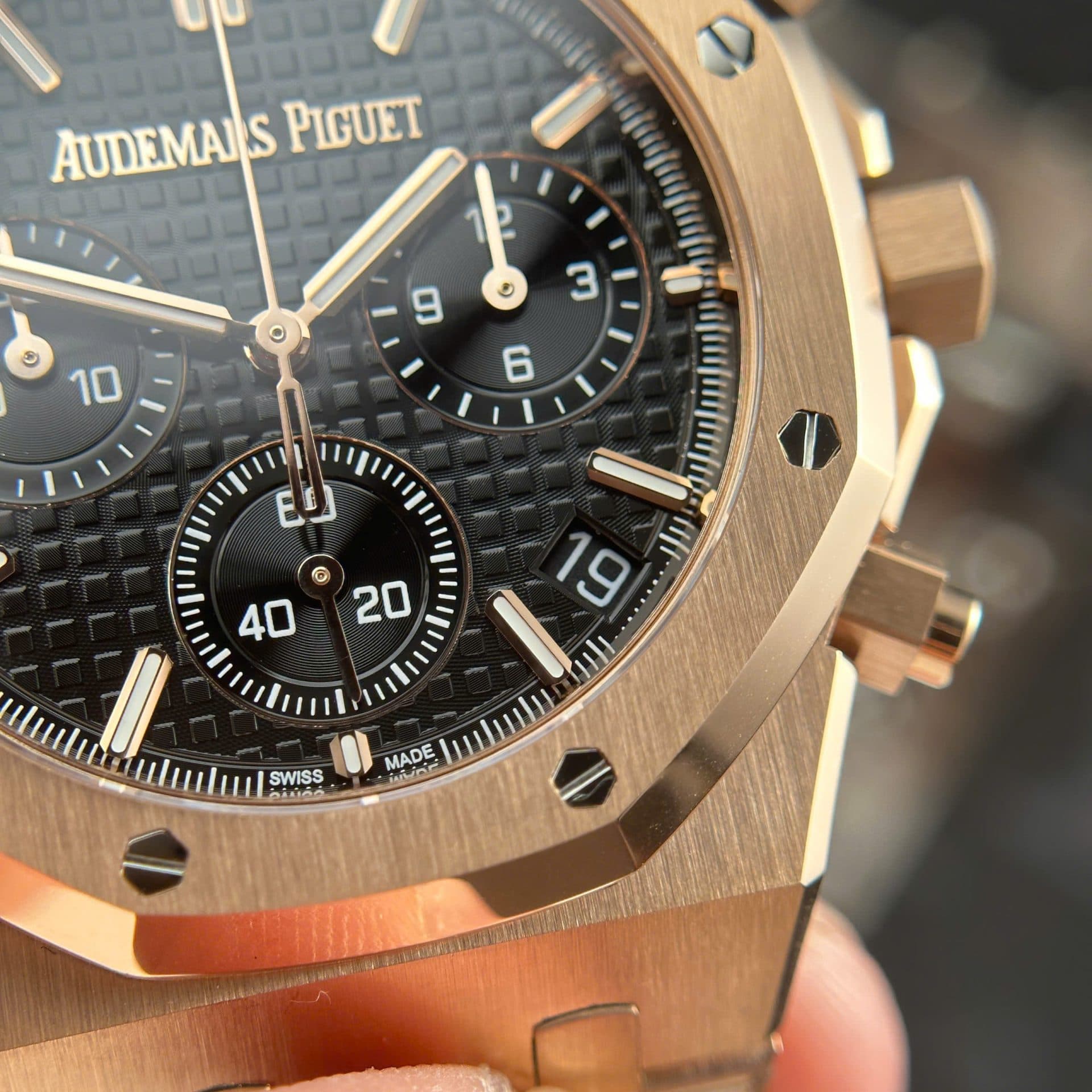 Dong-Ho-Audemars-Piguet-Royal-Oak-26240-Replica-11-Mau-Vang-Hong-Mat-Den-APS-41mm-3-1