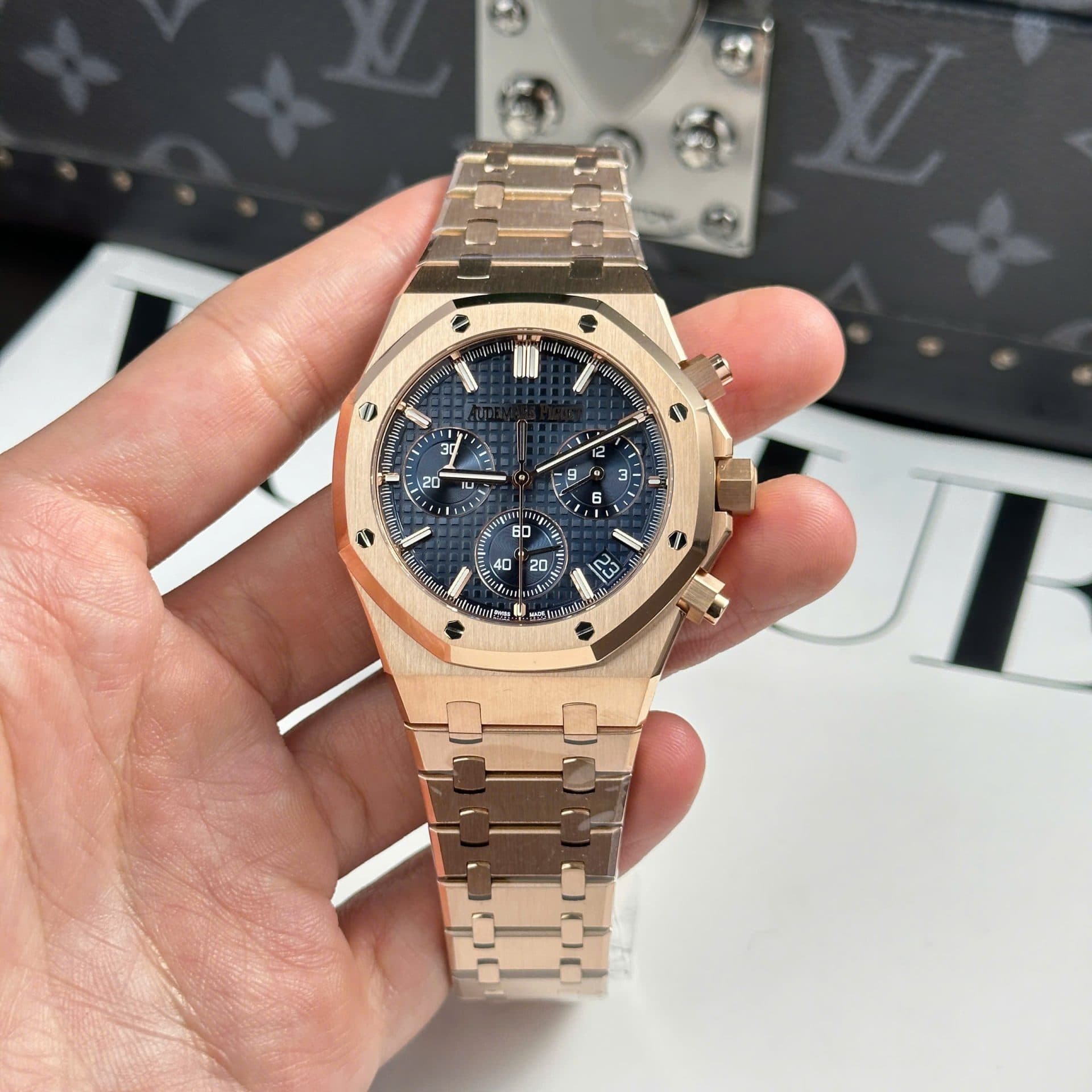 Dong-Ho-Audemars-Piguet-Royal-Oak-26240-Replica-11-Mau-Vang-Hong-Mat-Xanh-Blue-APS-41mm-6-1
