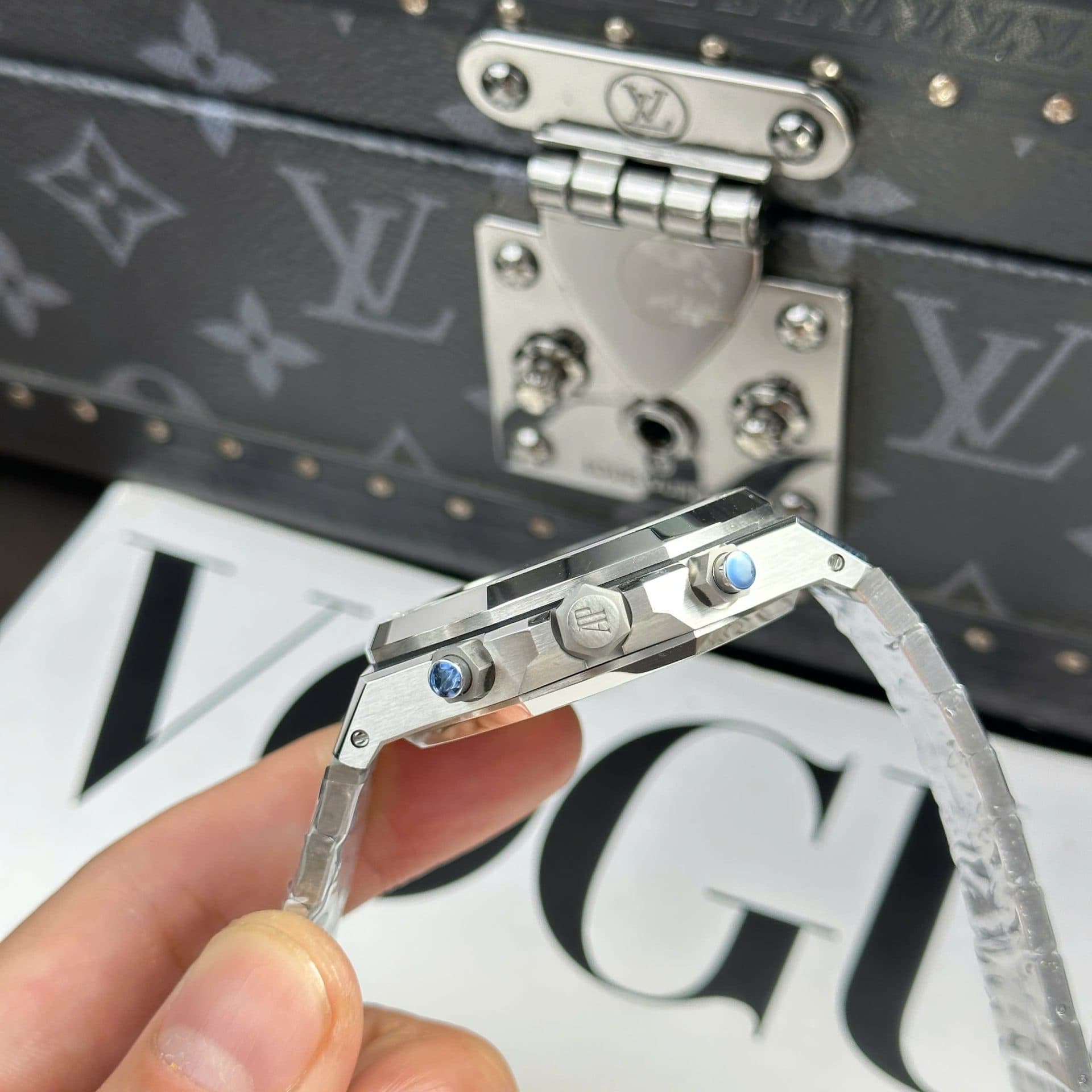 Dong-Ho-Audemars-Piguet-Royal-Oak-26240ST-Che-Tac-2