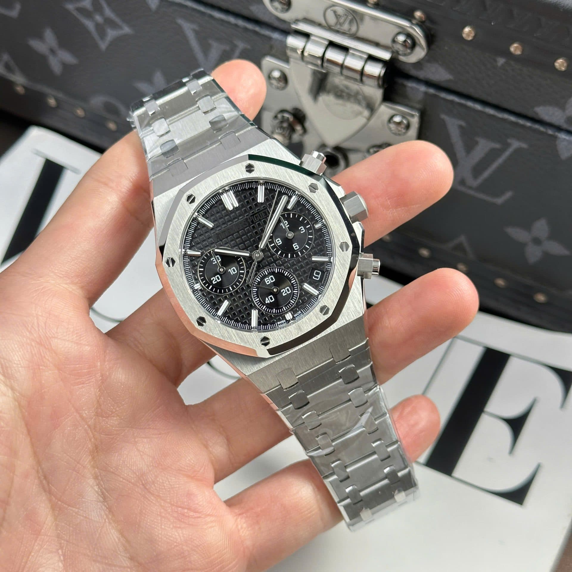 Dong-Ho-Audemars-Piguet-Royal-Oak-26240ST-Mat-Den-May-Mong-New-2025-41mm-1-1