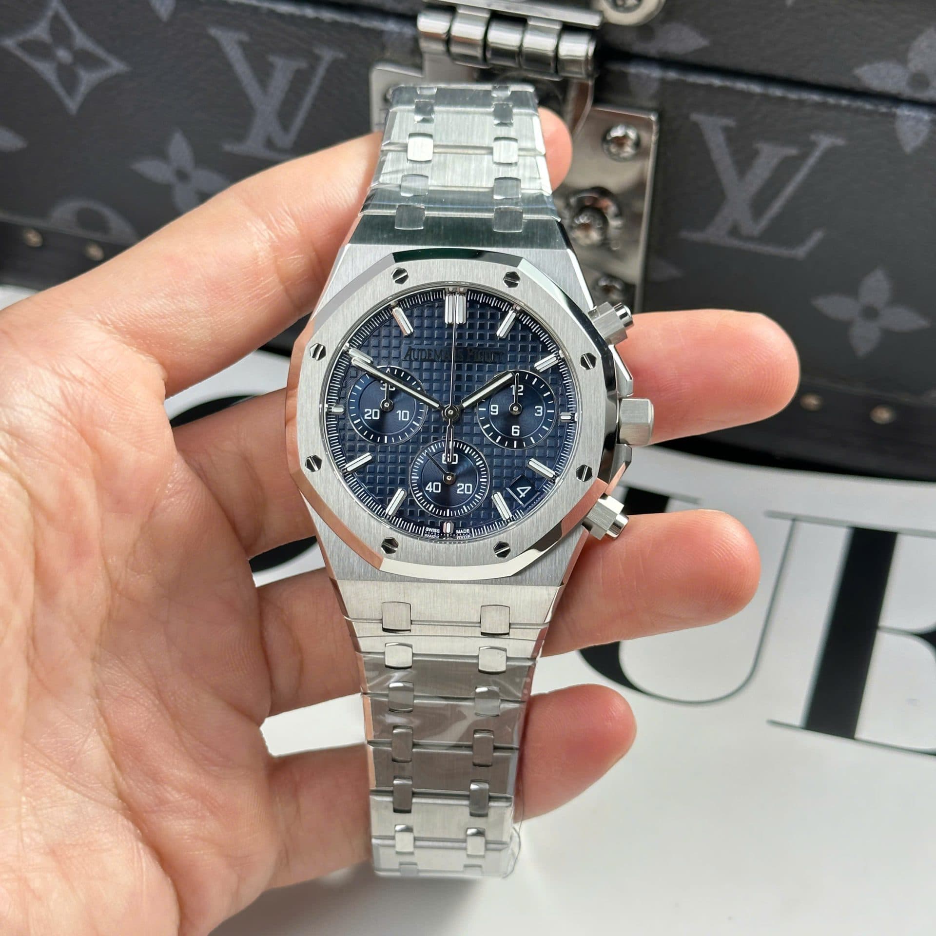 Dong-Ho-Audemars-Piguet-Royal-Oak-26240ST-Mat-Xanh-Blue-May-Mong-New-2025-41mm-5-1
