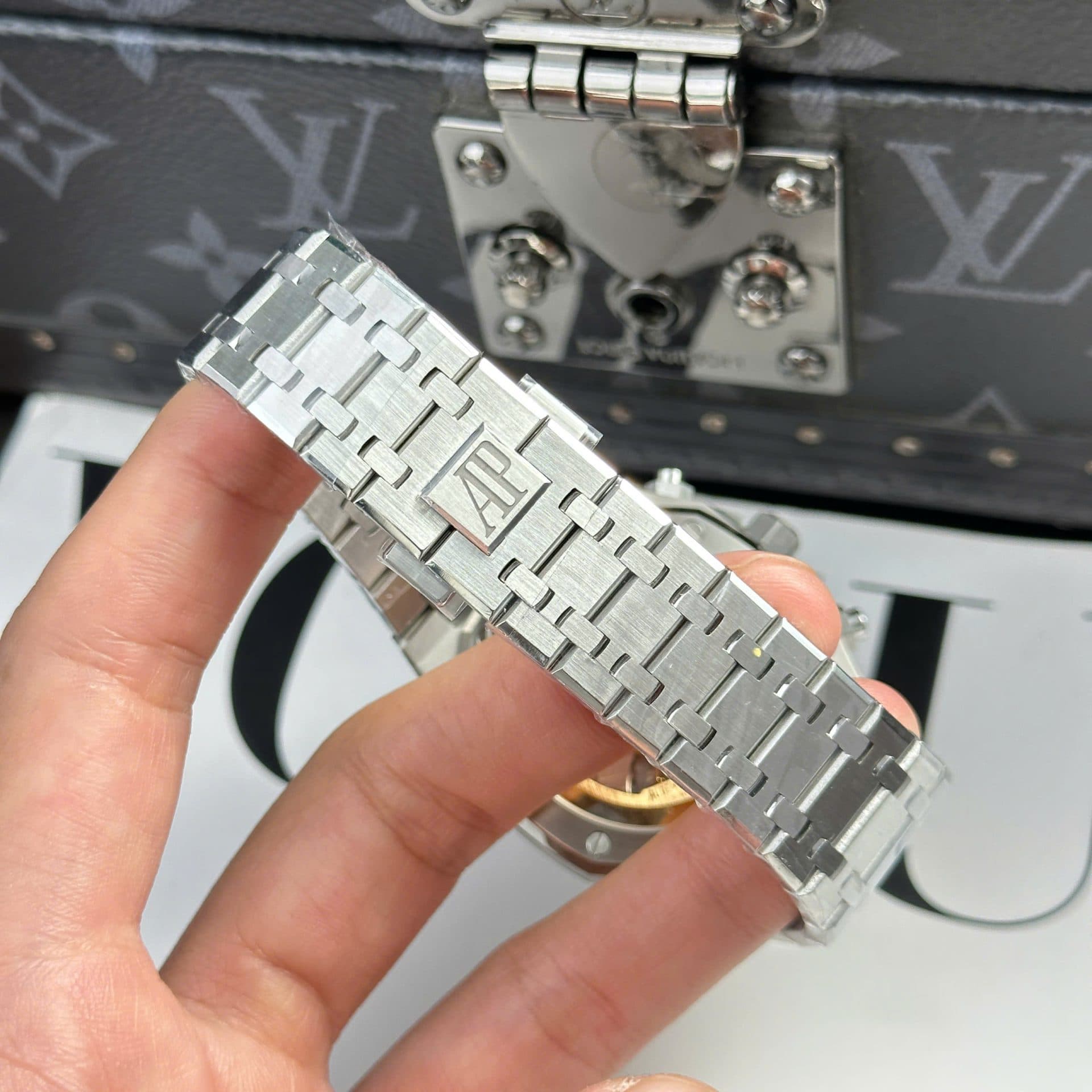 Dong-Ho-Audemars-Piguet-Royal-Oak-26240ST-Rep-11-2