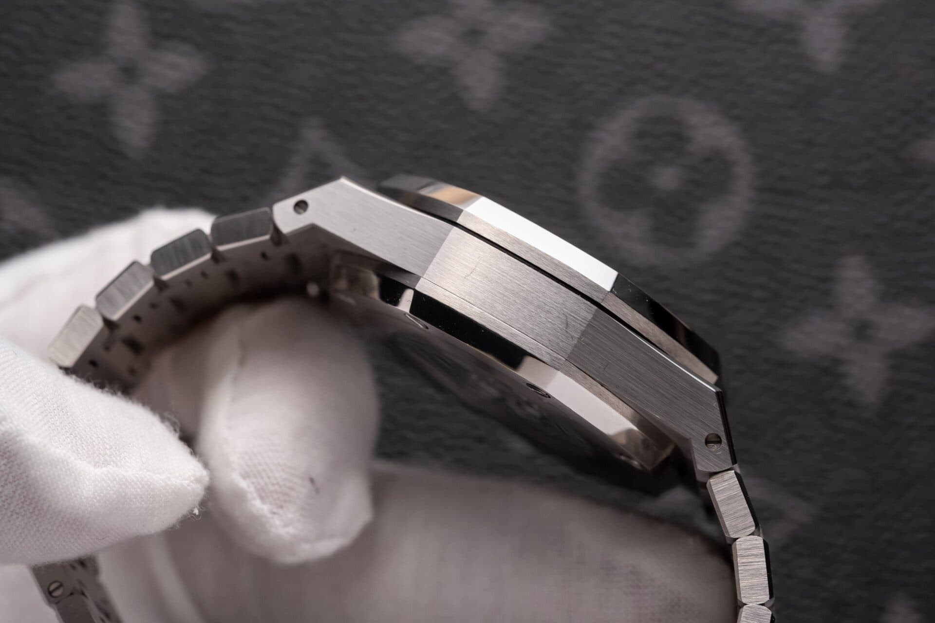 Dong-Ho-Audemars-Piguet-Royal-Oak-26331ST-Replica-11-Mat-Den-1-1