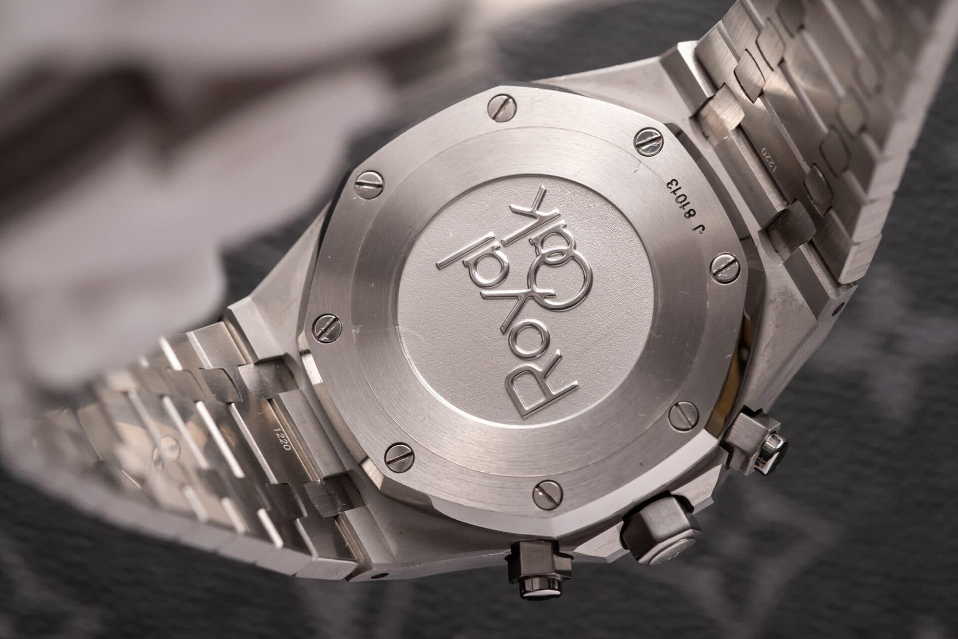 Dong-Ho-Audemars-Piguet-Royal-Oak-26331ST-Replica-11-Mat-Den-3-1