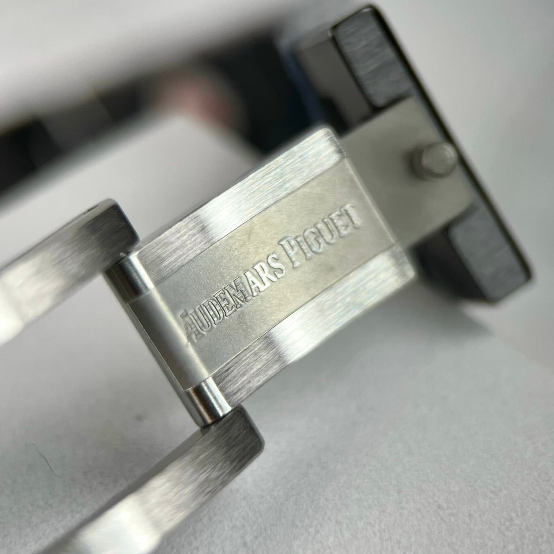 Dong-Ho-Audemars-Piguet-Royal-Oak-26579CB-GomDen-Replica-APS-41mm-1-1