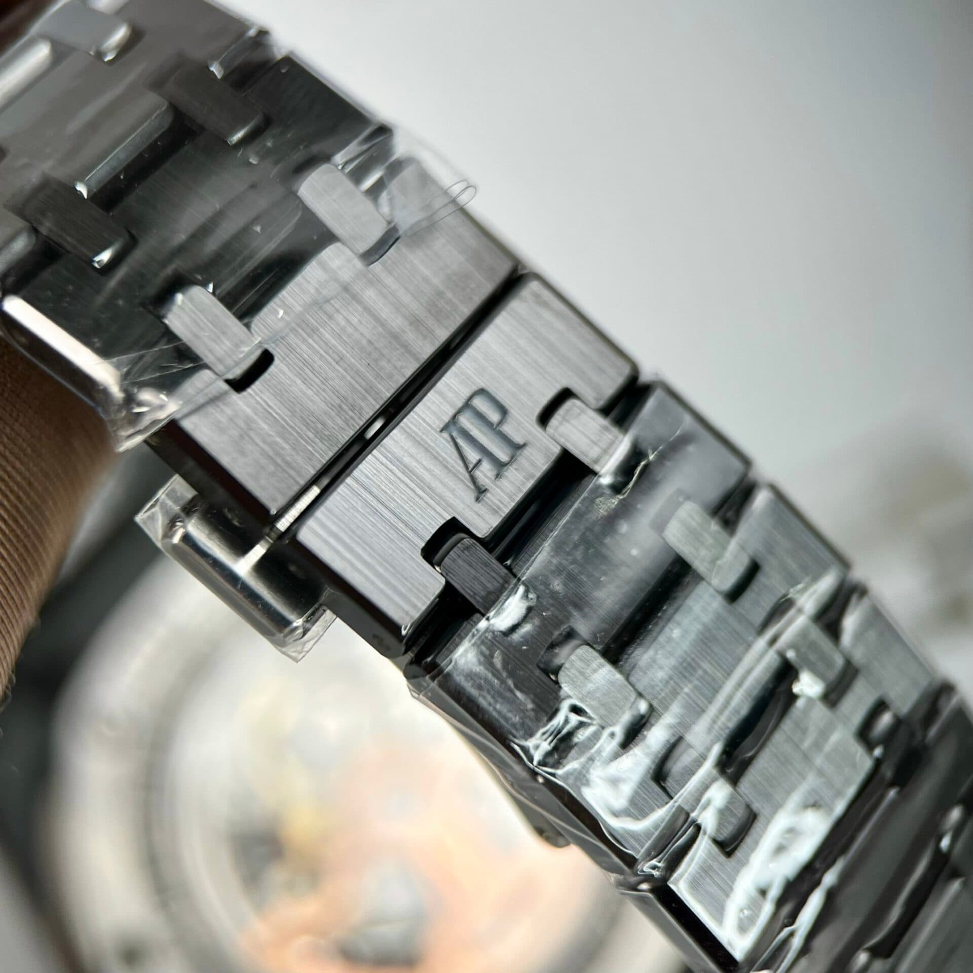 Dong-Ho-Audemars-Piguet-Royal-Oak-26579CB-GomDen-Replica-APS-41mm-2-1