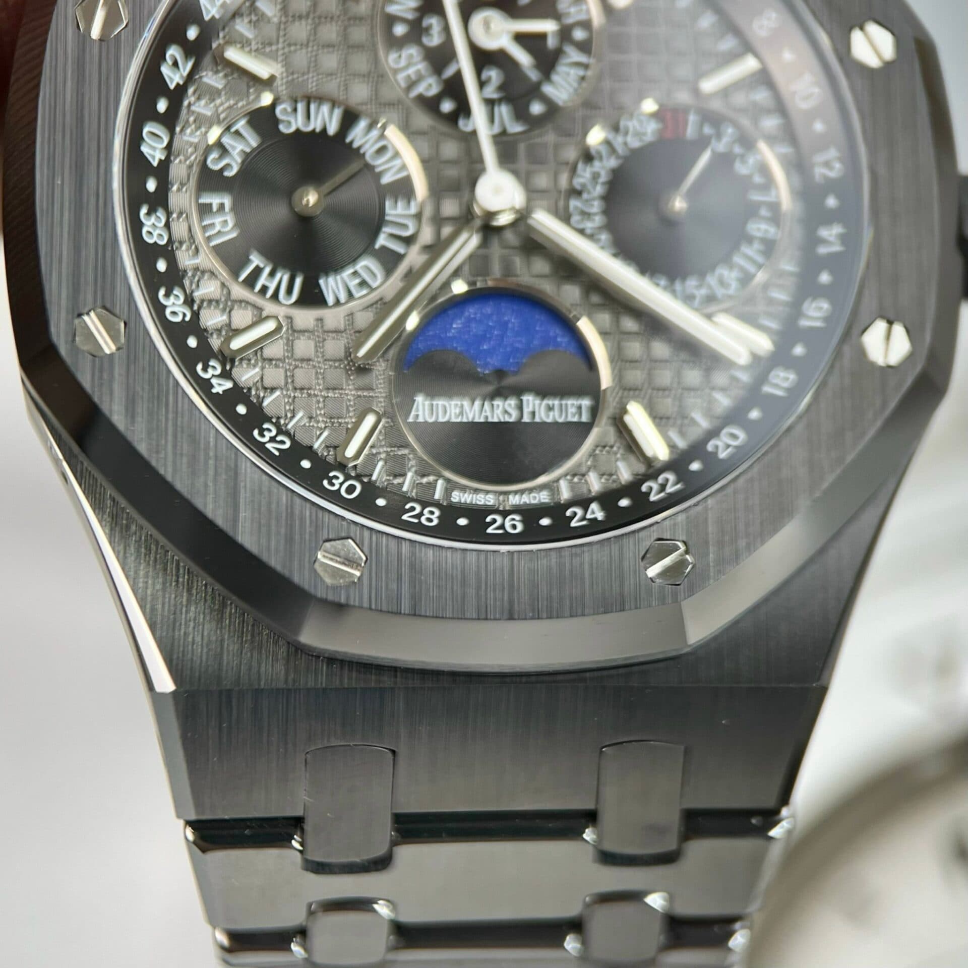 Dong-Ho-Audemars-Piguet-Royal-Oak-26579CB-GomDen-Replica-APS-41mm-5-1