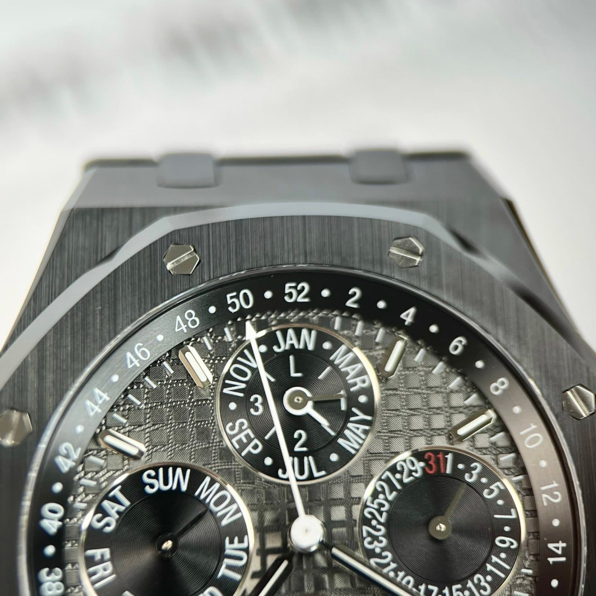 Dong-Ho-Audemars-Piguet-Royal-Oak-26579CB-GomDen-Replica-APS-41mm-6-1