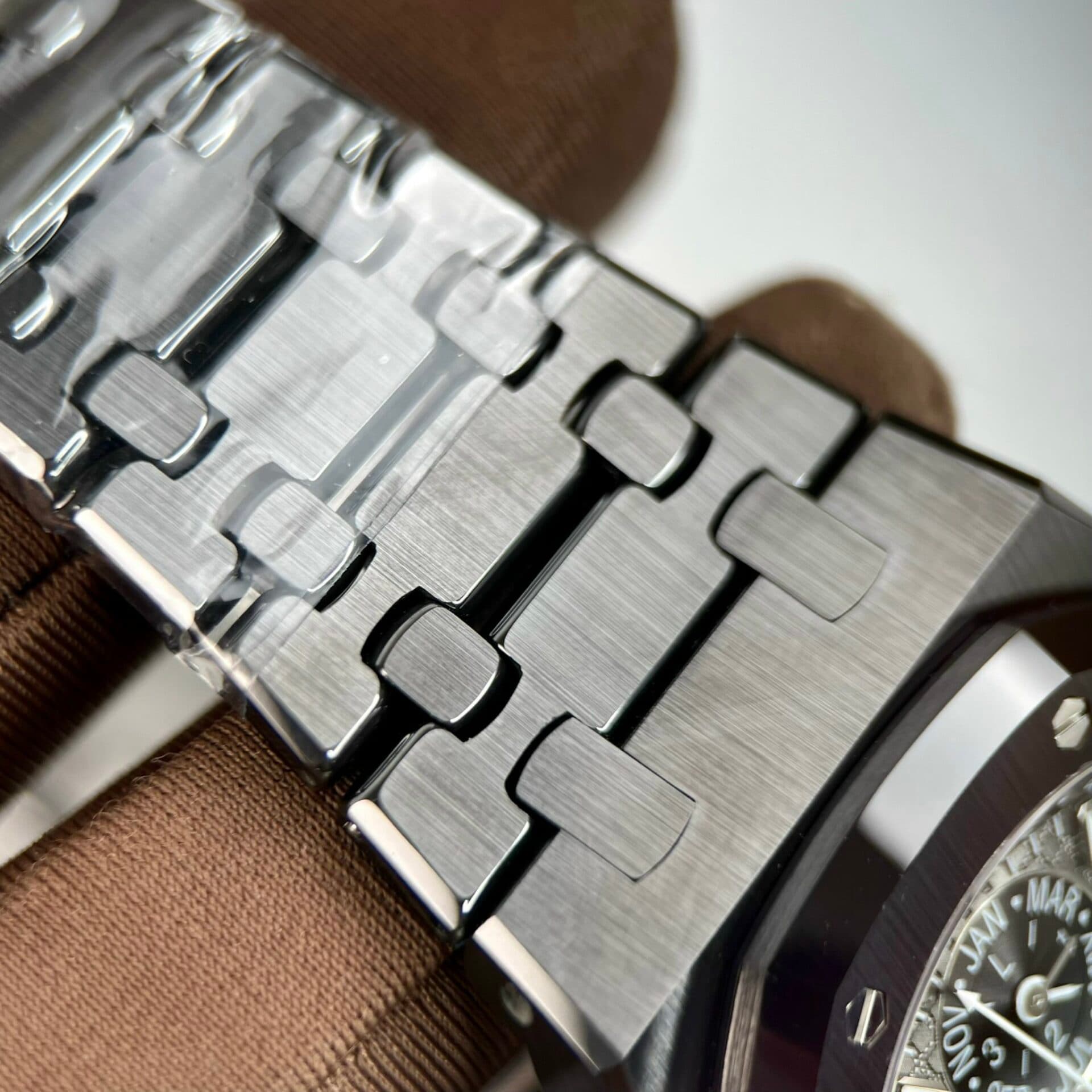 Dong-Ho-Audemars-Piguet-Royal-Oak-26579CB-GomDen-Replica-APS-41mm-8-1