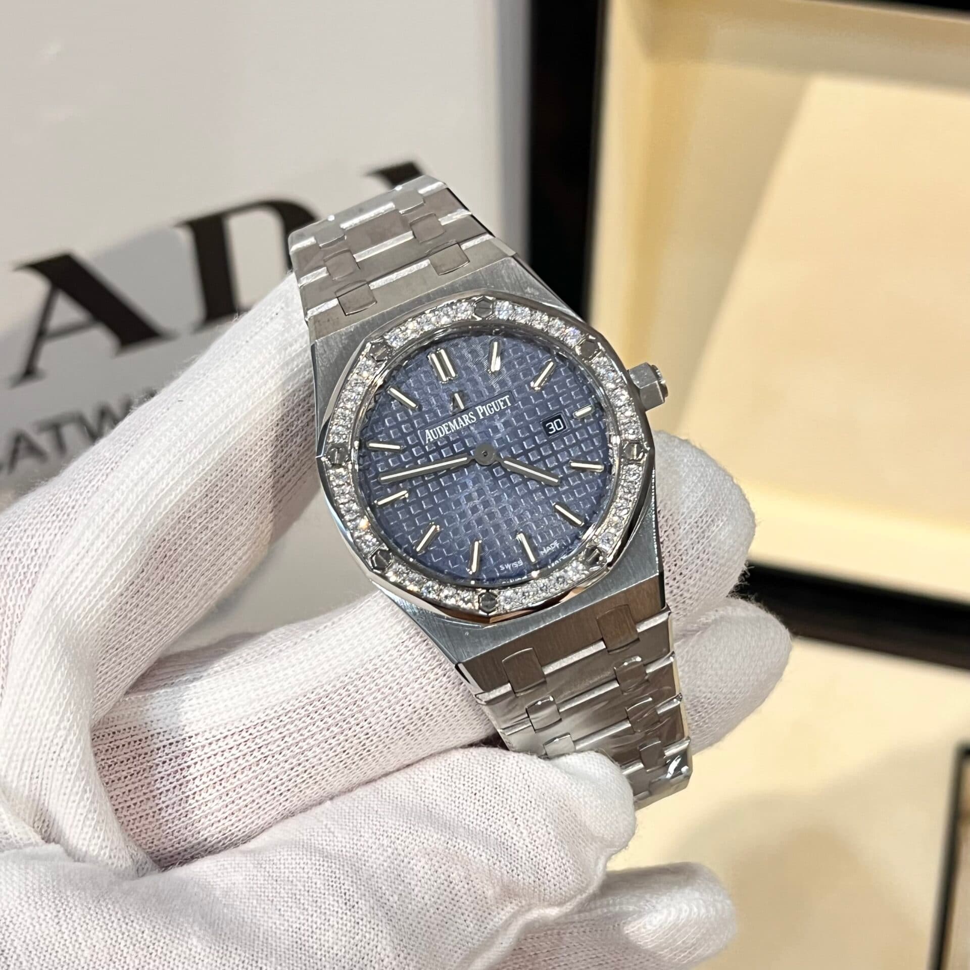 Dong-Ho-Audemars-Piguet-Royal-Oak-Nu-Dinh-Da-May-Pin-33mm-3-1
