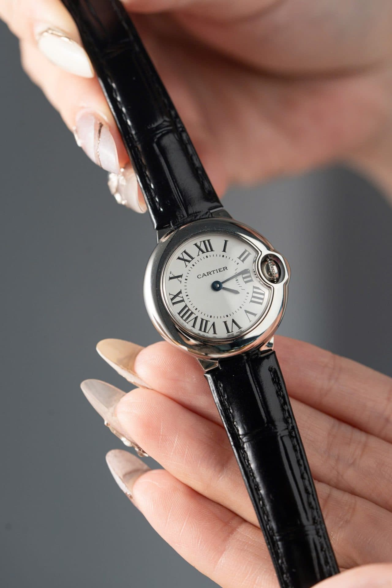 Dong-Ho-Cartier-Ballon-Bleu-Nu-May-Pin-Thuy-Sy-Day-Da-Mau-Den-28mm-3-1