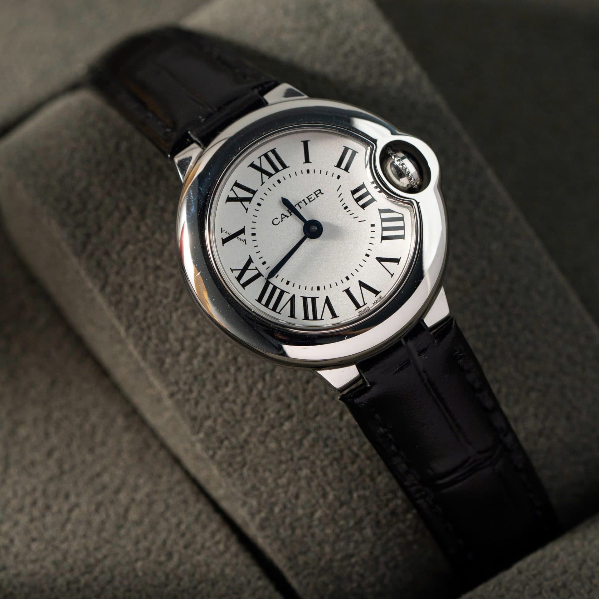 Dong-Ho-Cartier-Ballon-Bleu-Nu-May-Pin-Thuy-Sy-Day-Da-Mau-Den-28mm-5-1