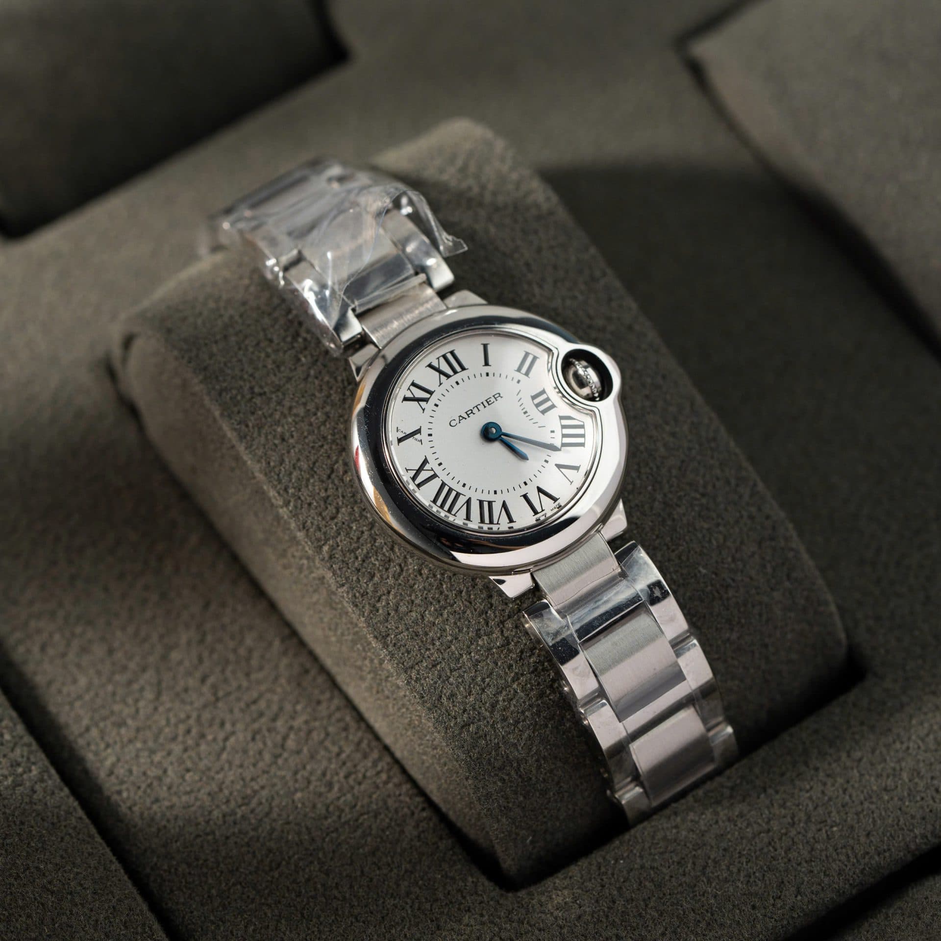 Dong-Ho-Cartier-Ballon-Bleu-Nu-May-Pin-Thuy-Sy-Day-Kim-Loai-28mm-8-1