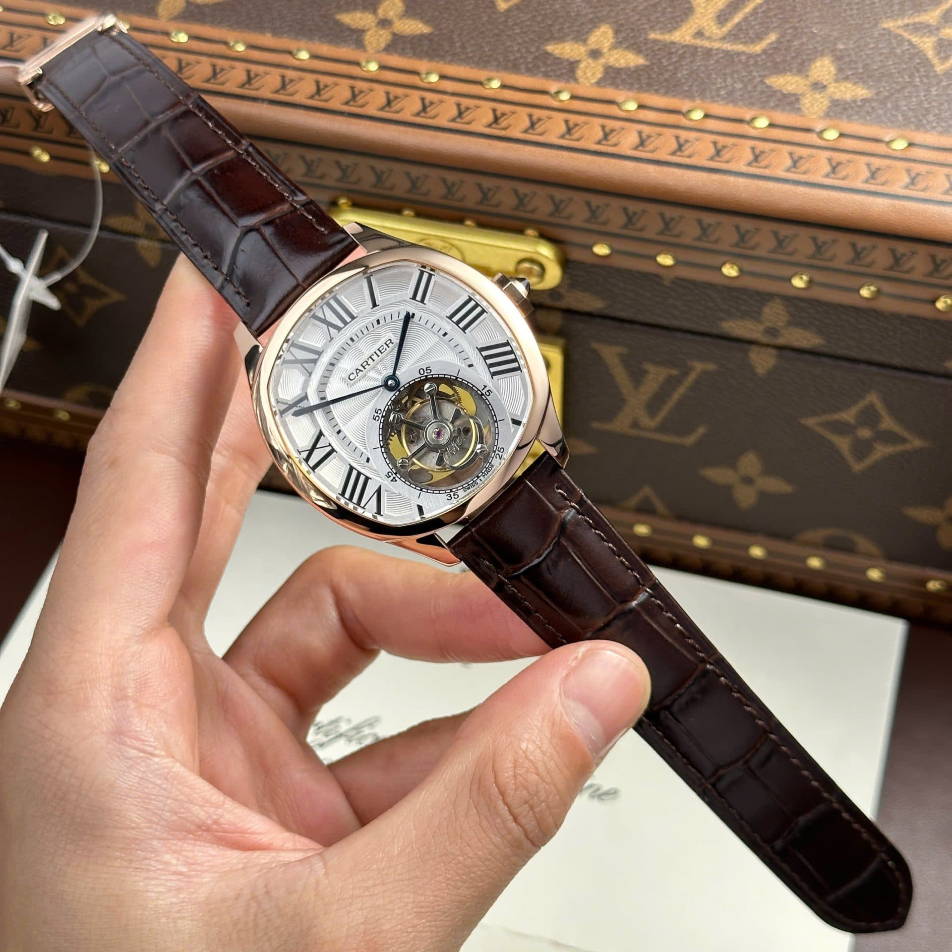 Dong-Ho-Cartier-Drive-Tourbillon-Replica-11-Mat-So-Van-Guiloche-Day-Da-41mm-13-1
