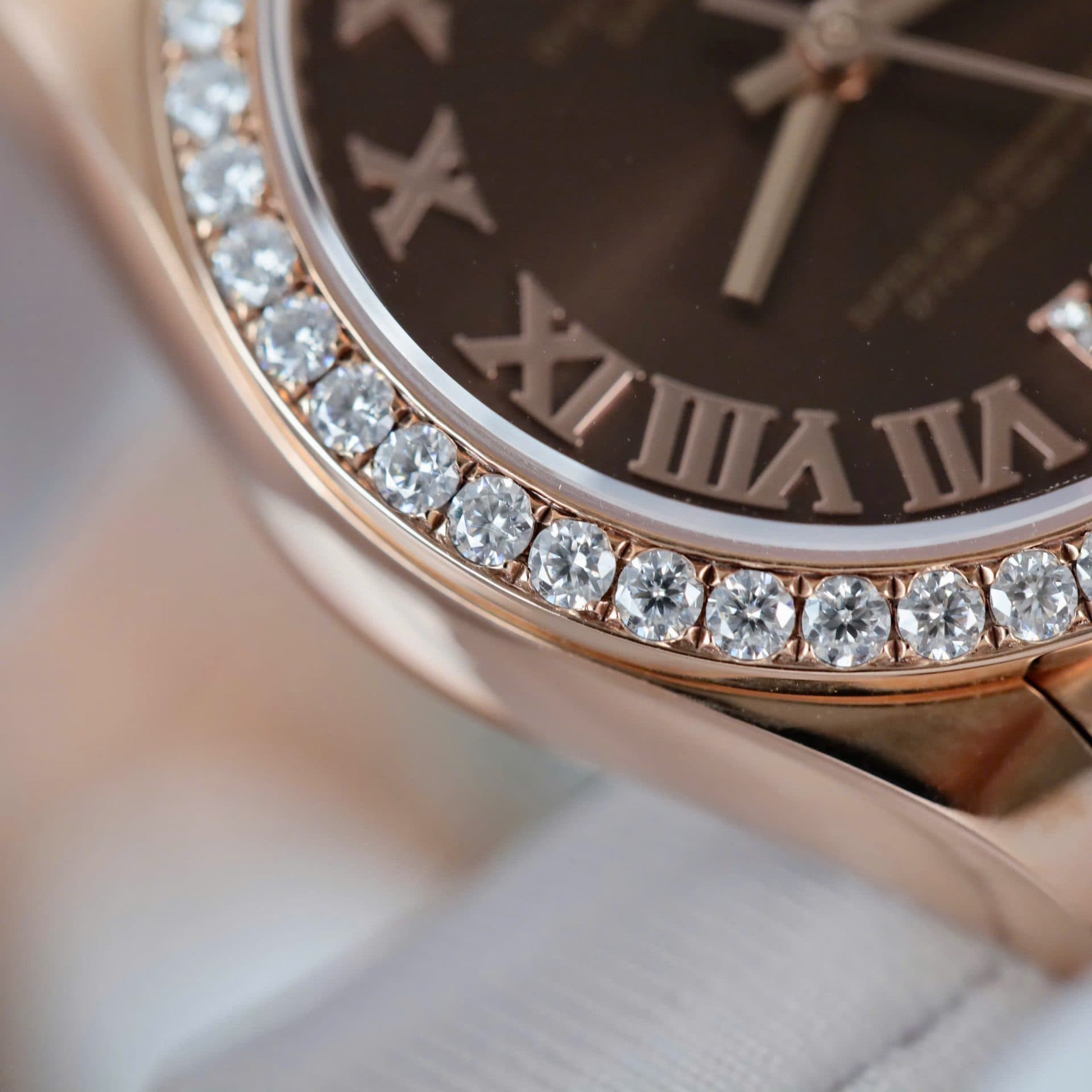Dong-Ho-Nu-Rolex-DateJust-Che-Tac-Dinh-Moissanite-Boc-Vang-That-18K-31mm-7-2