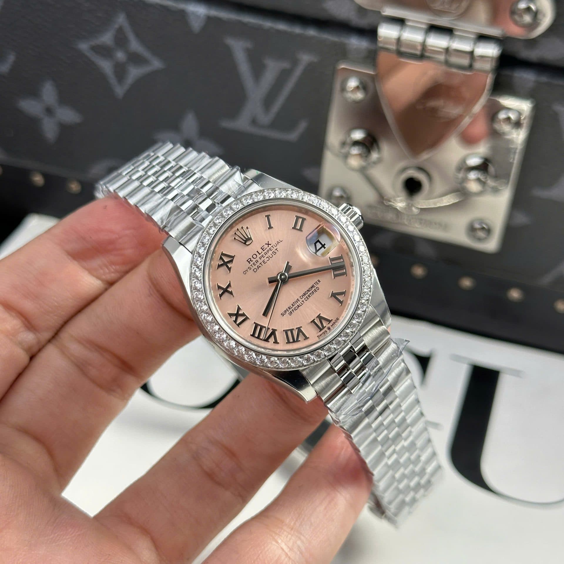 Dong-Ho-Nu-Rolex-DateJust-Replica-11-Mat-Hong-Vien-Dinh-Da-Nha-May-THB-31mm-2-1