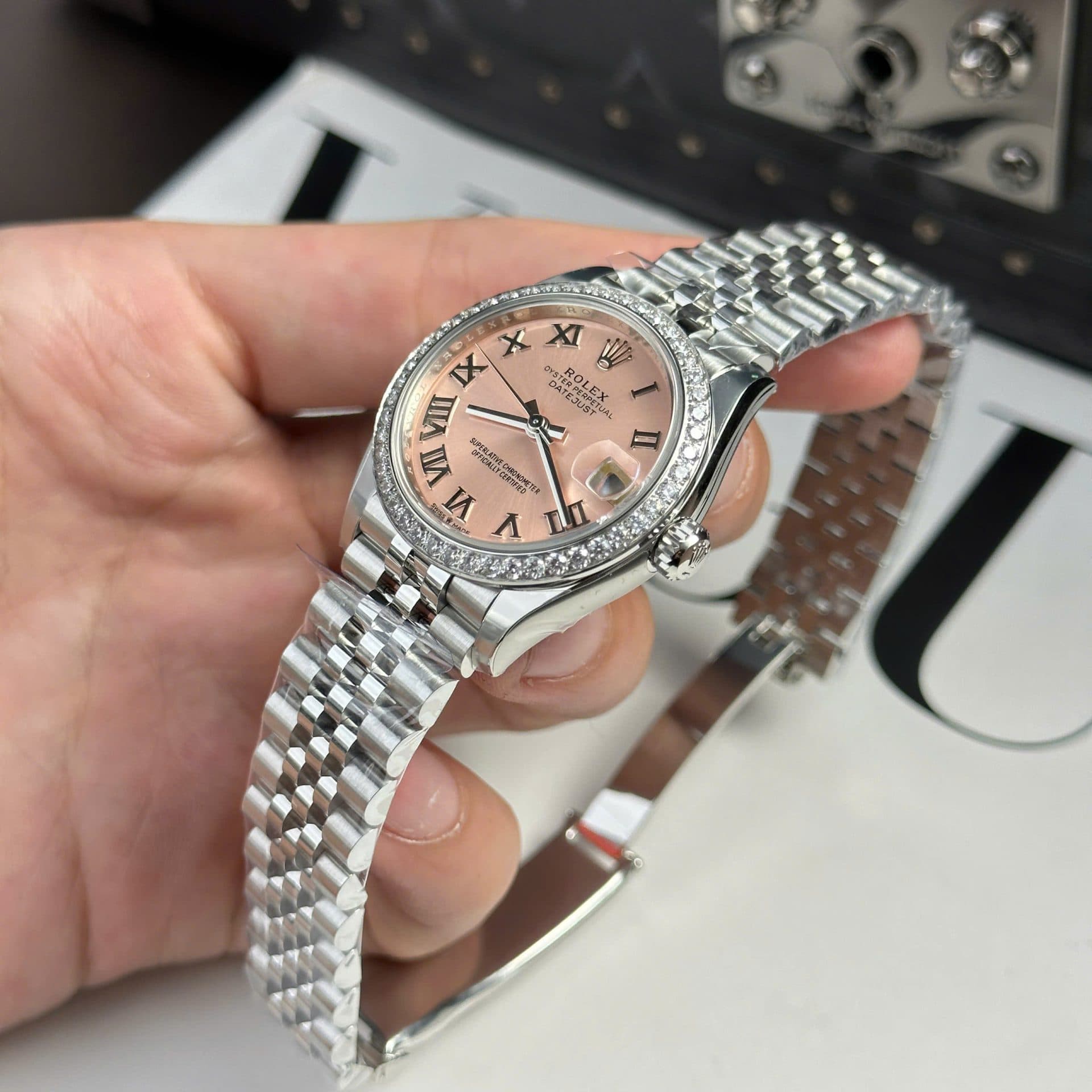 Dong-Ho-Nu-Rolex-DateJust-Replica-11-Mat-Hong-Vien-Dinh-Da-Nha-May-THB-31mm-4-1