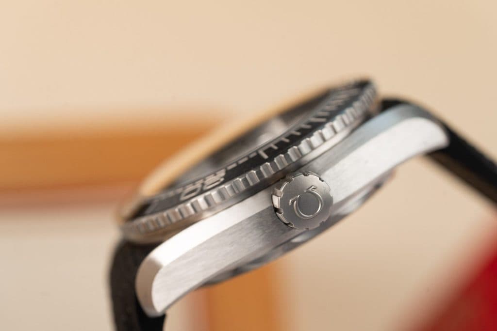 Dong-Ho-Omega-Planet-Ocean-600M-Mat-Den-Rep-11-Nha-May-VS-1-1