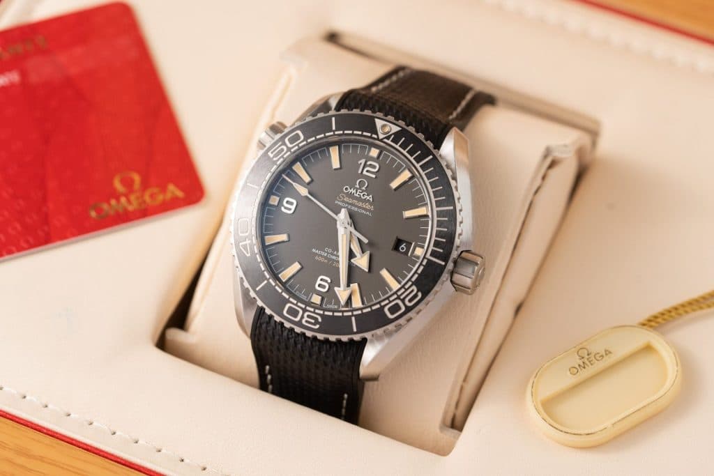 Dong-Ho-Omega-Planet-Ocean-600M-Mat-Den-Rep-11-Nha-May-VS-3-1