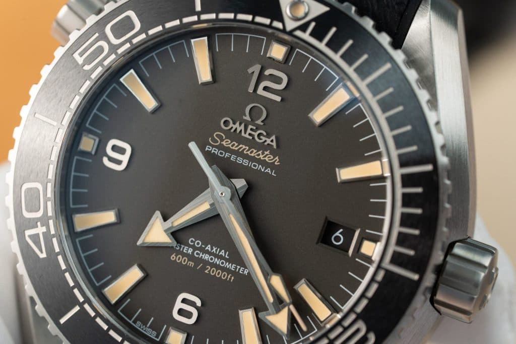 Dong-Ho-Omega-Planet-Ocean-600M-Mat-Den-Rep-11-Nha-May-VS-4-1