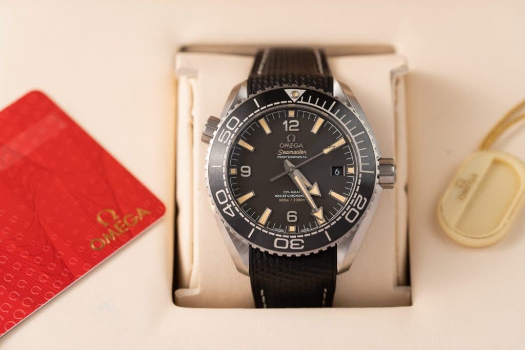 Dong-Ho-Omega-Planet-Ocean-600M-Mat-Den-Rep-11-Nha-May-VS-5-1