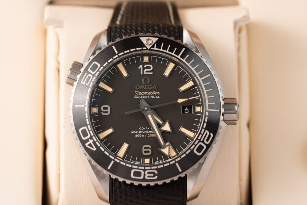 Dong-Ho-Omega-Planet-Ocean-600M-Mat-Den-Rep-11-Nha-May-VS-8-1