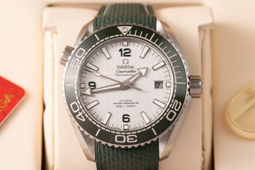 Dong-Ho-Omega-Planet-Ocean-600M-Mat-Xam-Rep-11-Nha-May-VS-2-1