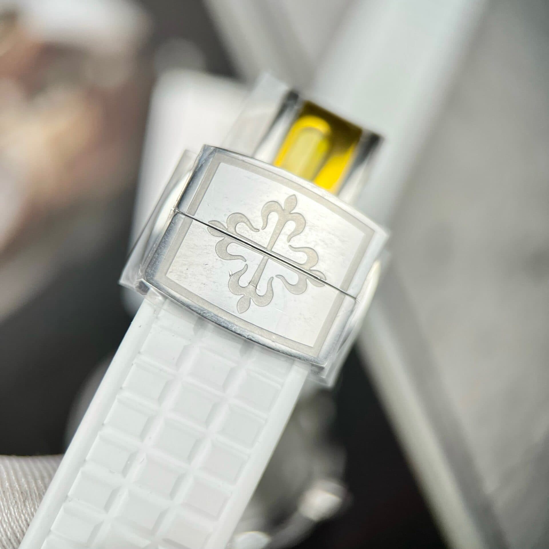 Dong-Ho-Patek-Philippe-Aquanaut-5069G-Do-Moissanite-Replica-11-PPF-1-1