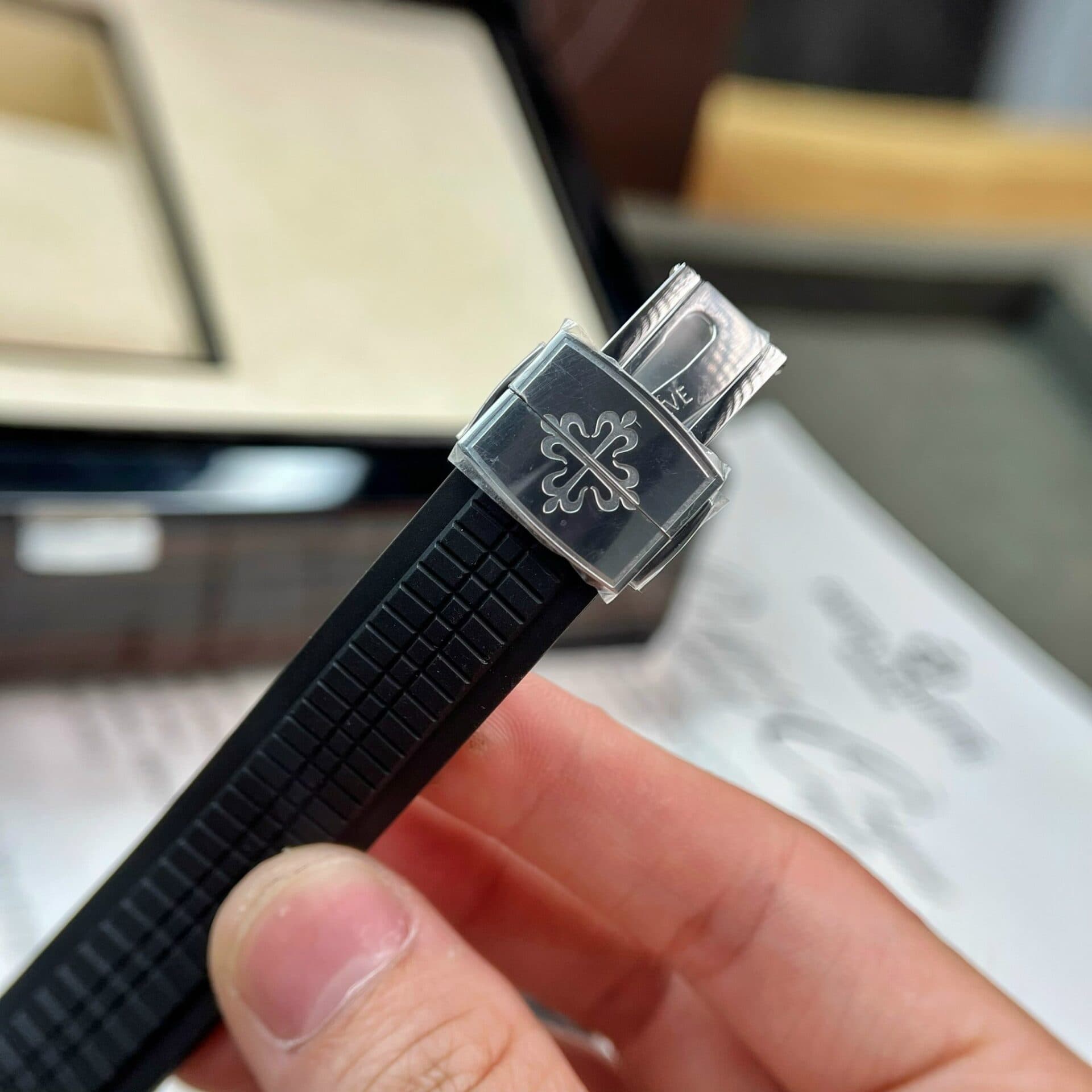 Dong-Ho-Patek-Philippe-Aquanaut-5167A-Mau-Den-3K-Factory-40mm-2-1
