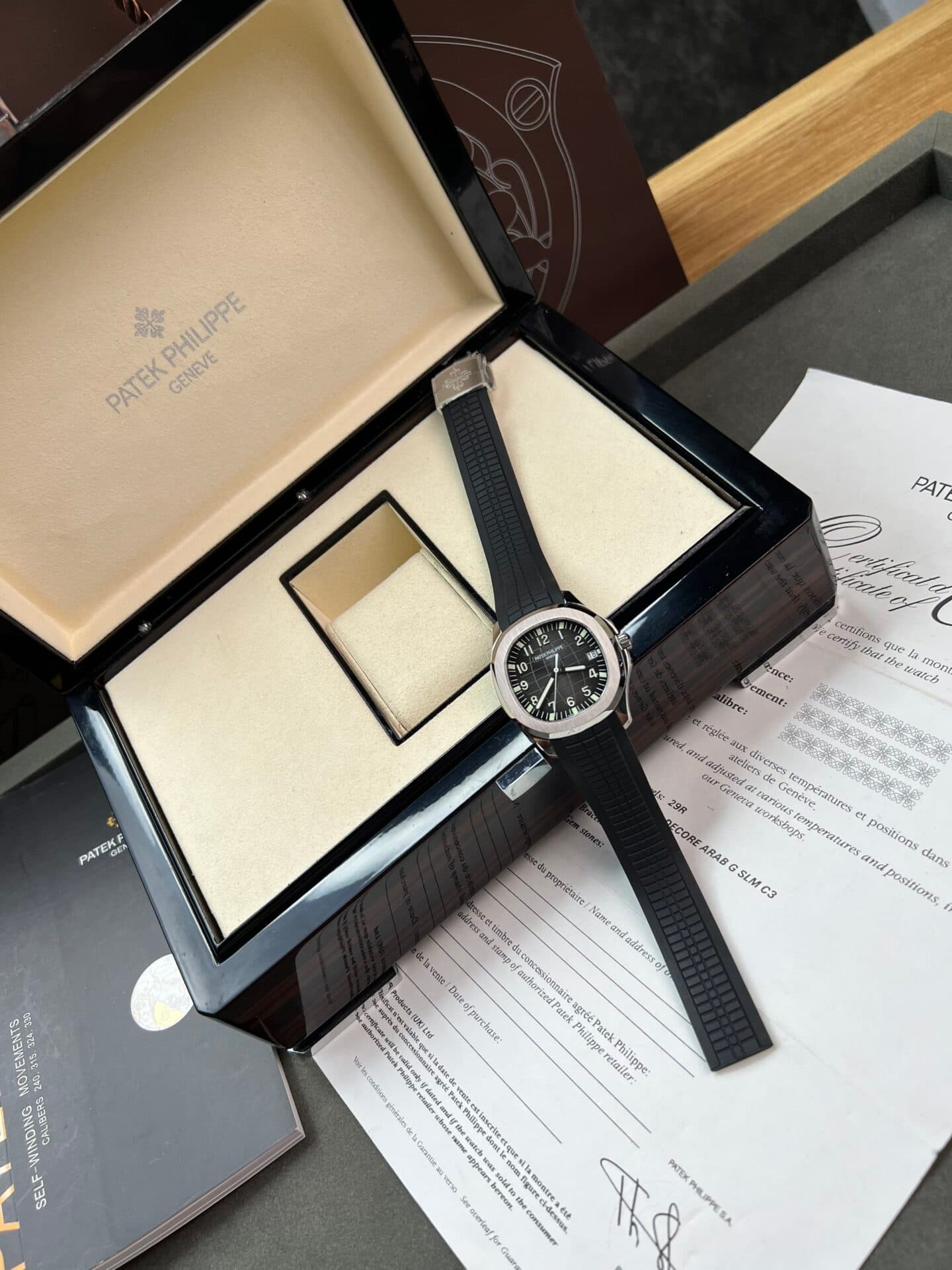 Dong-Ho-Patek-Philippe-Aquanaut-5167A-Mau-Den-3K-Factory-40mm-4-1