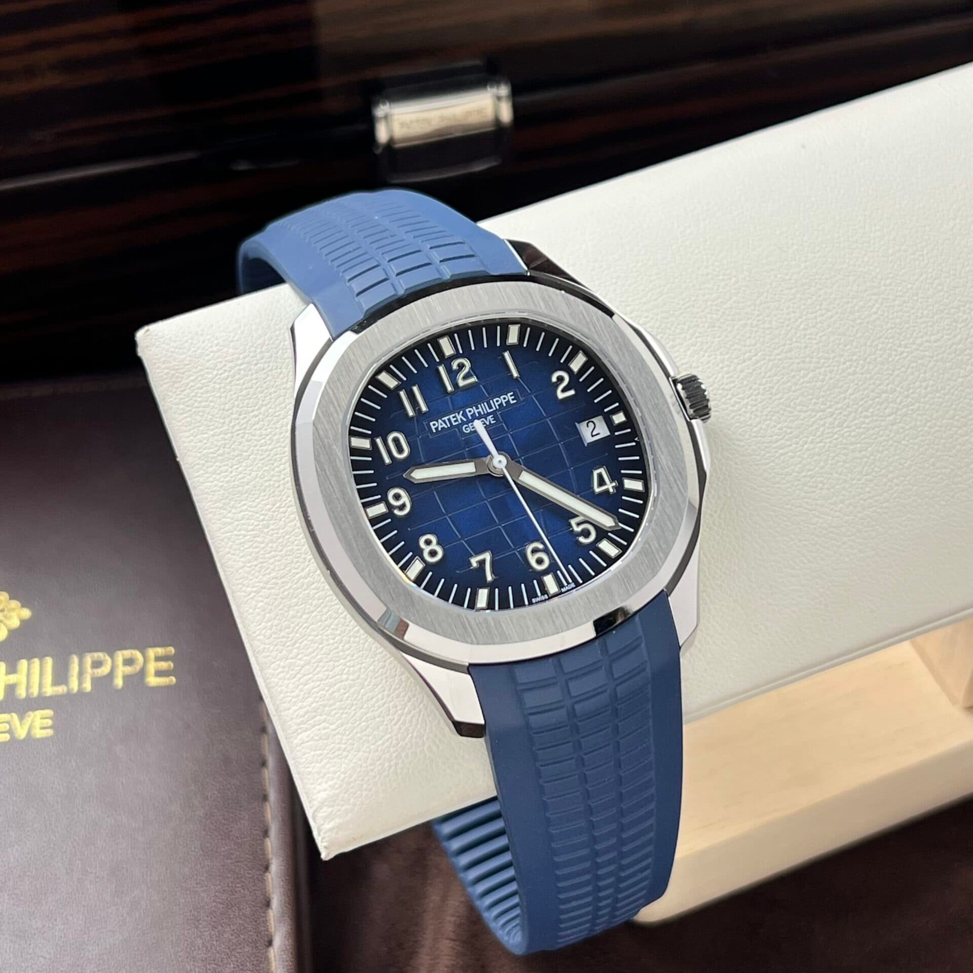 Dong-Ho-Patek-Philippe-Aquanaut-5168G-Replica-11-Xanh-Blue-3K-42-3-scaled-1