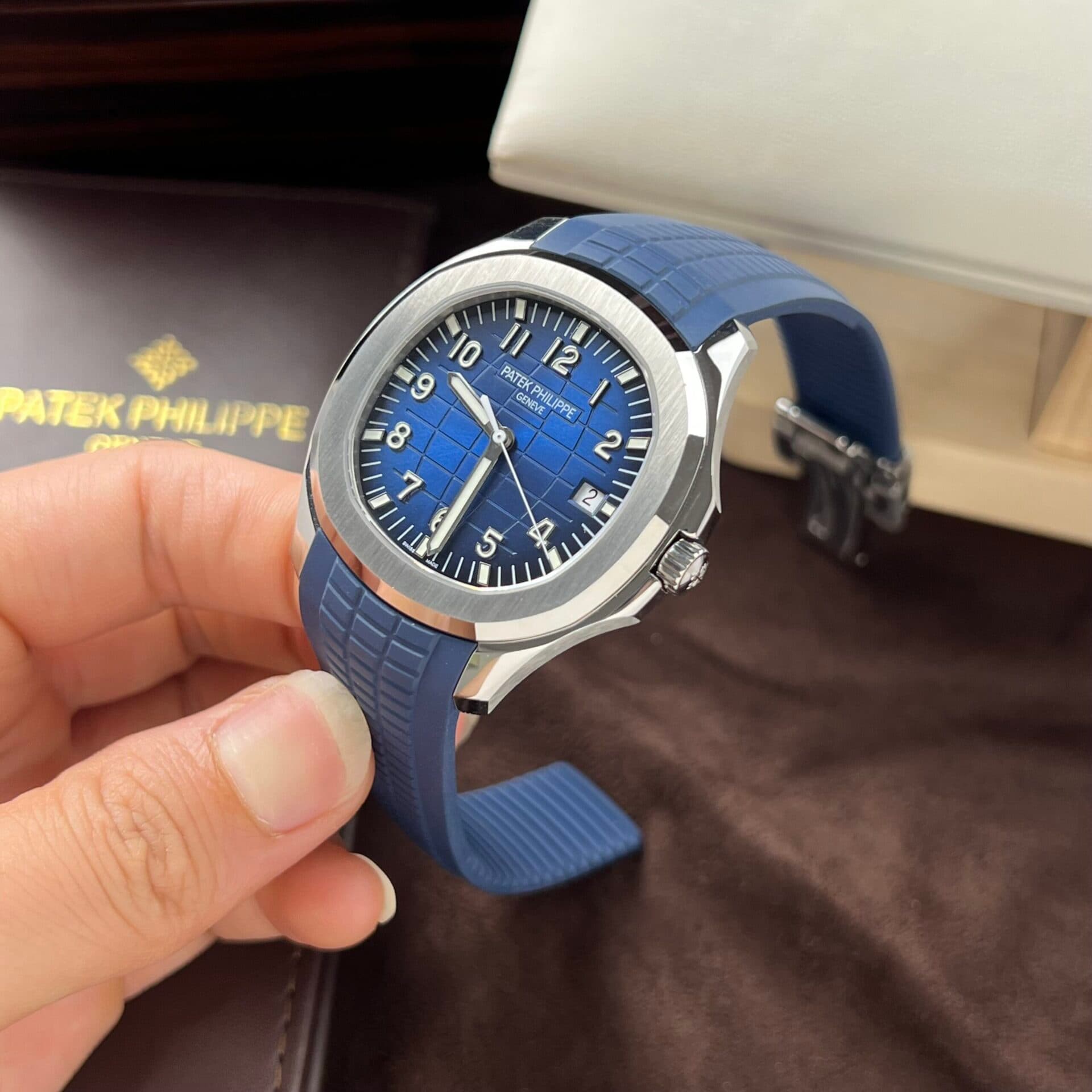 Dong-Ho-Patek-Philippe-Aquanaut-5168G-Replica-11-Xanh-Blue-3K-42-4-scaled-1