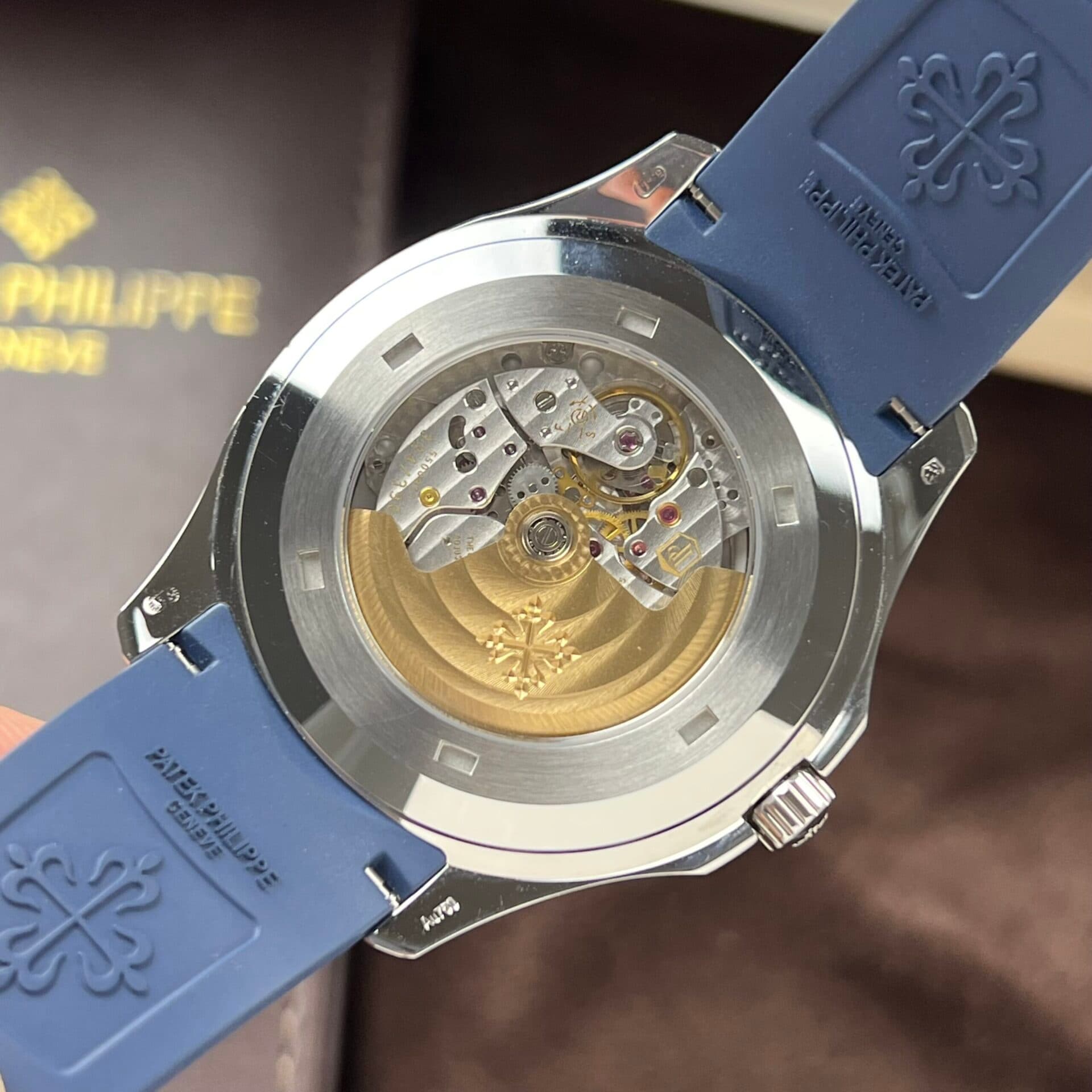 Dong-Ho-Patek-Philippe-Aquanaut-5168G-Replica-11-Xanh-Blue-3K-42-8-scaled-1