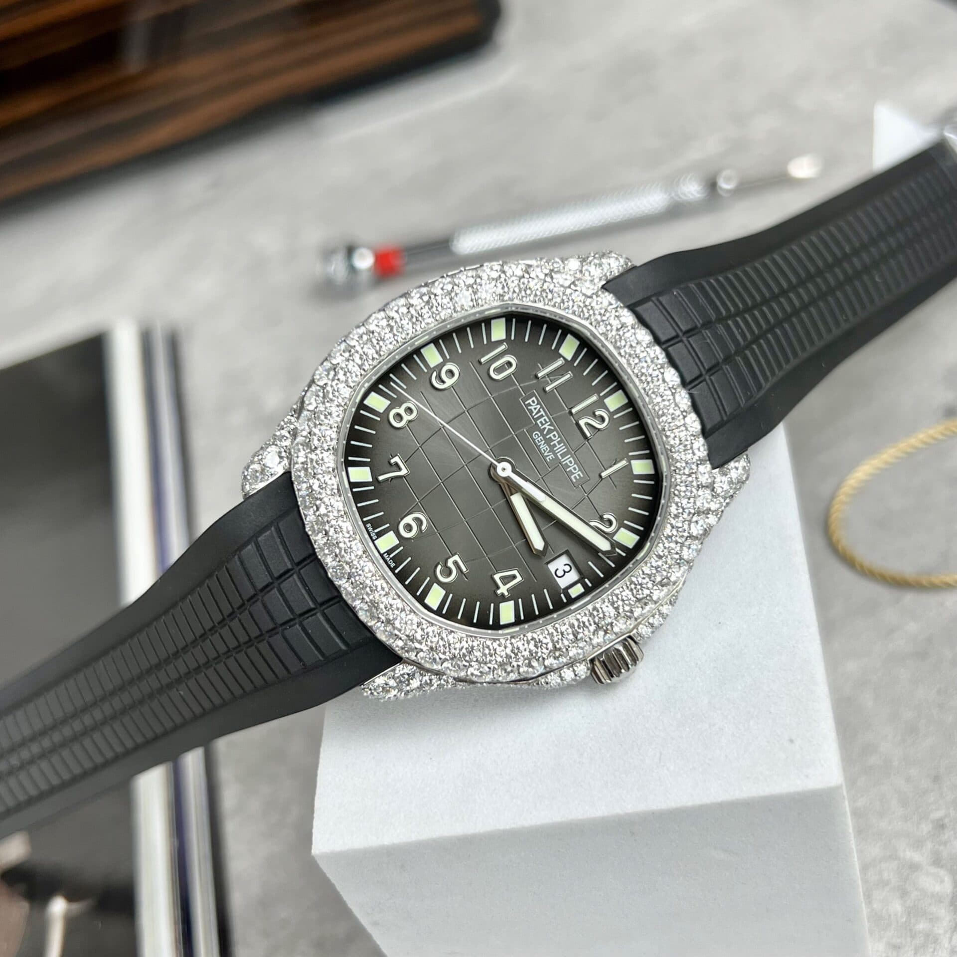 Dong-Ho-Patek-Philippe-Aquanaut-5719-Do-Kim-Cuong-Moissanite-40mm-2-1