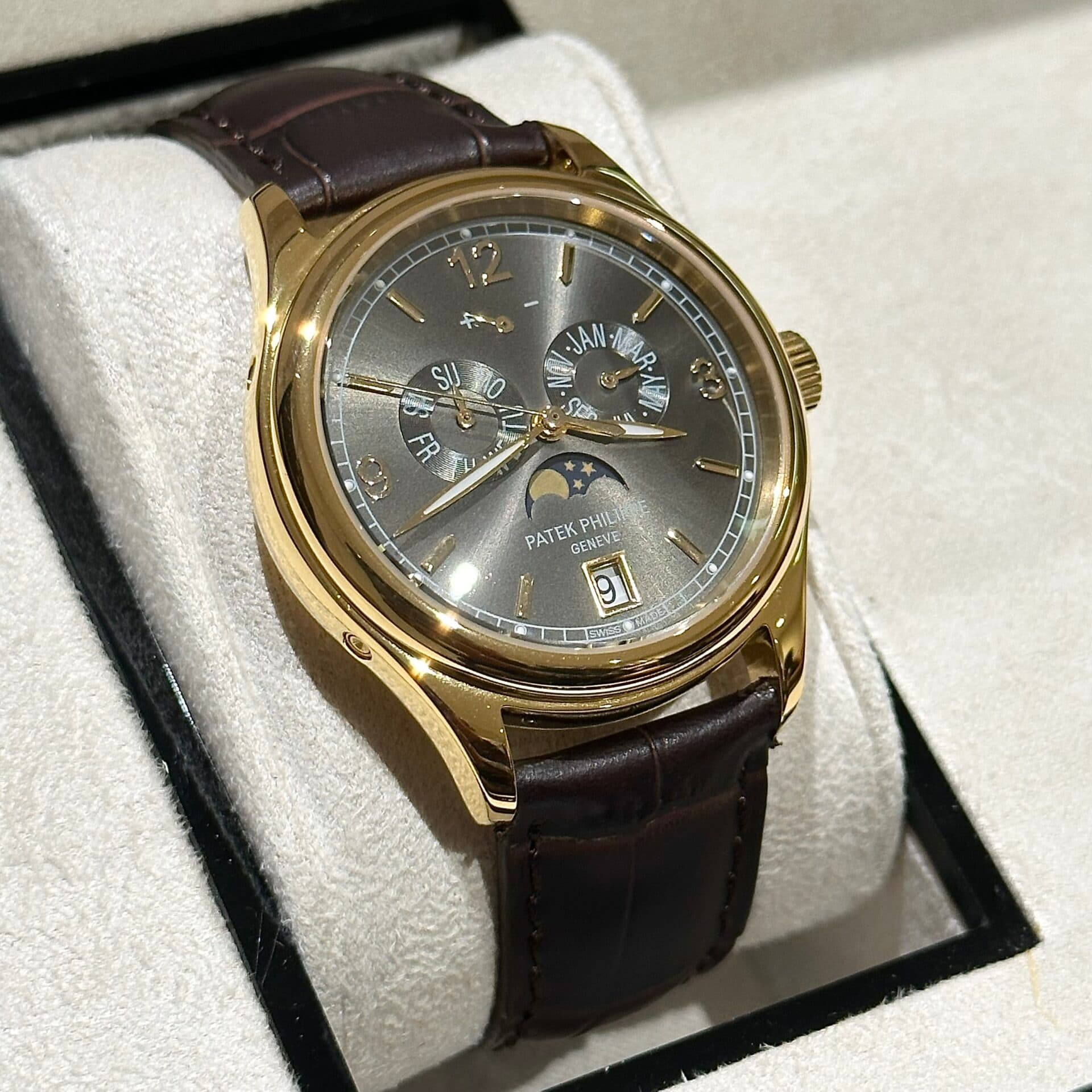 Dong-Ho-Patek-Philippe-Complications-5146J-Replica-11-39mm-3-1