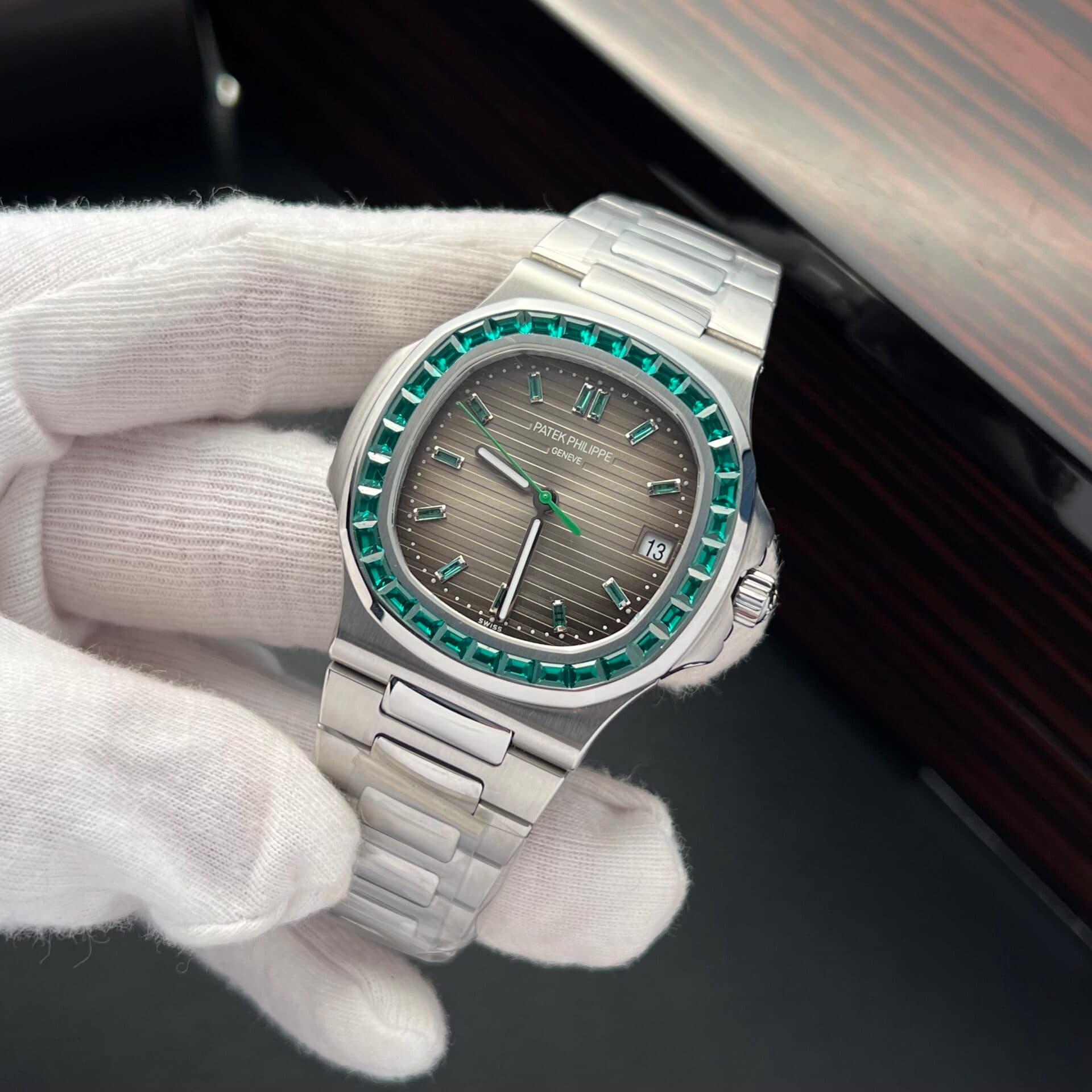 Dong-Ho-Patek-Philippe-Nautilus-5723-Rep-11-Dinh-Da-Mau-Xanh-La-40mm-1-1