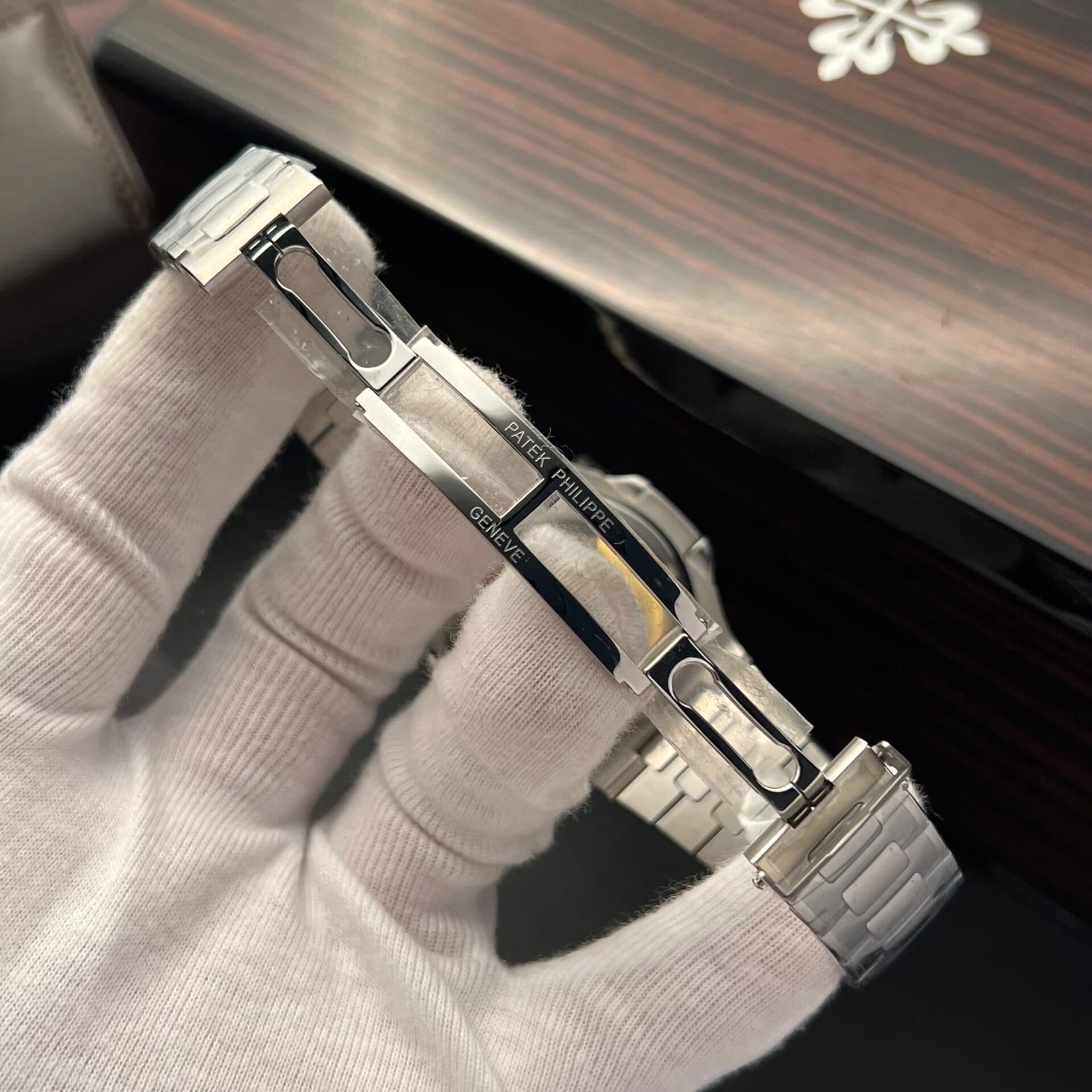 Dong-Ho-Patek-Philippe-Nautilus-5723-Rep-11-Dinh-Da-Mau-Xanh-La-40mm-4-1
